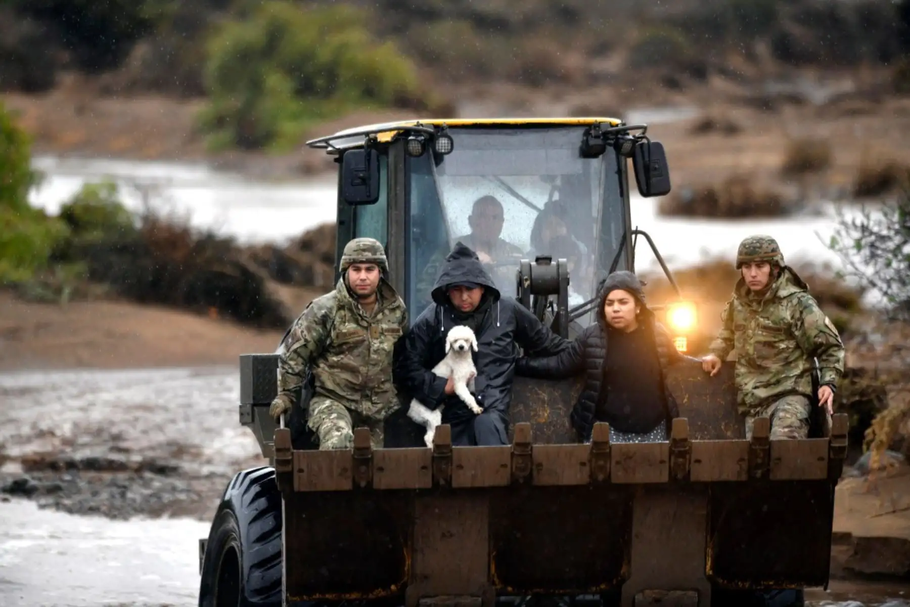 Miembros del Ejército chileno rescatan a residentes varados en una zona rural de la región de Coquimbo debido a condiciones climáticas severas. Foto: AFP