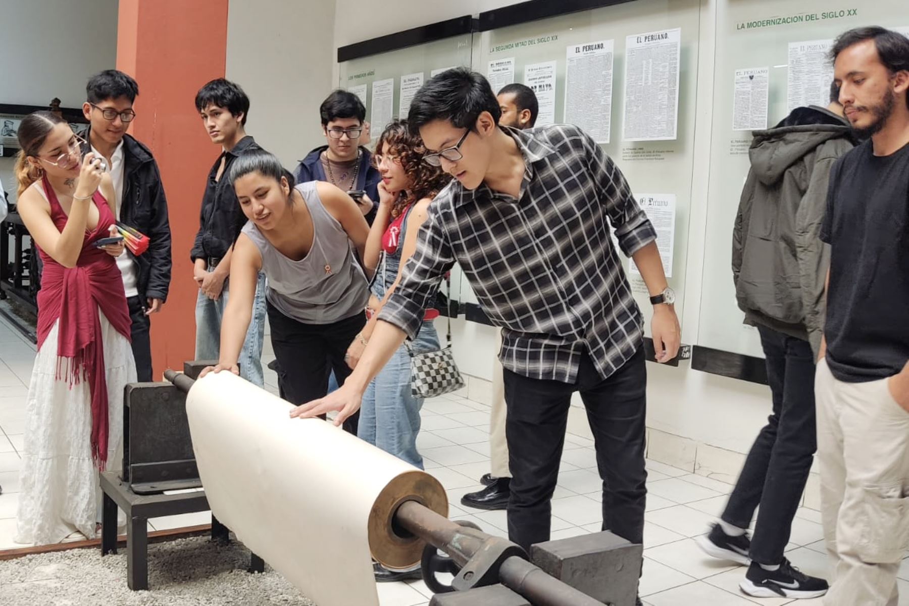 Alumnos de tercer y séptimo ciclo que cursan la carrera de Ciencias de la Comunicación en la Universidad José Faustino Sanchez Carrión de Huacho, visitan las instalaciones de Editora Perú para participar de la experiencia Vive Andina.   Foto: ANDINA/Melina Mejía