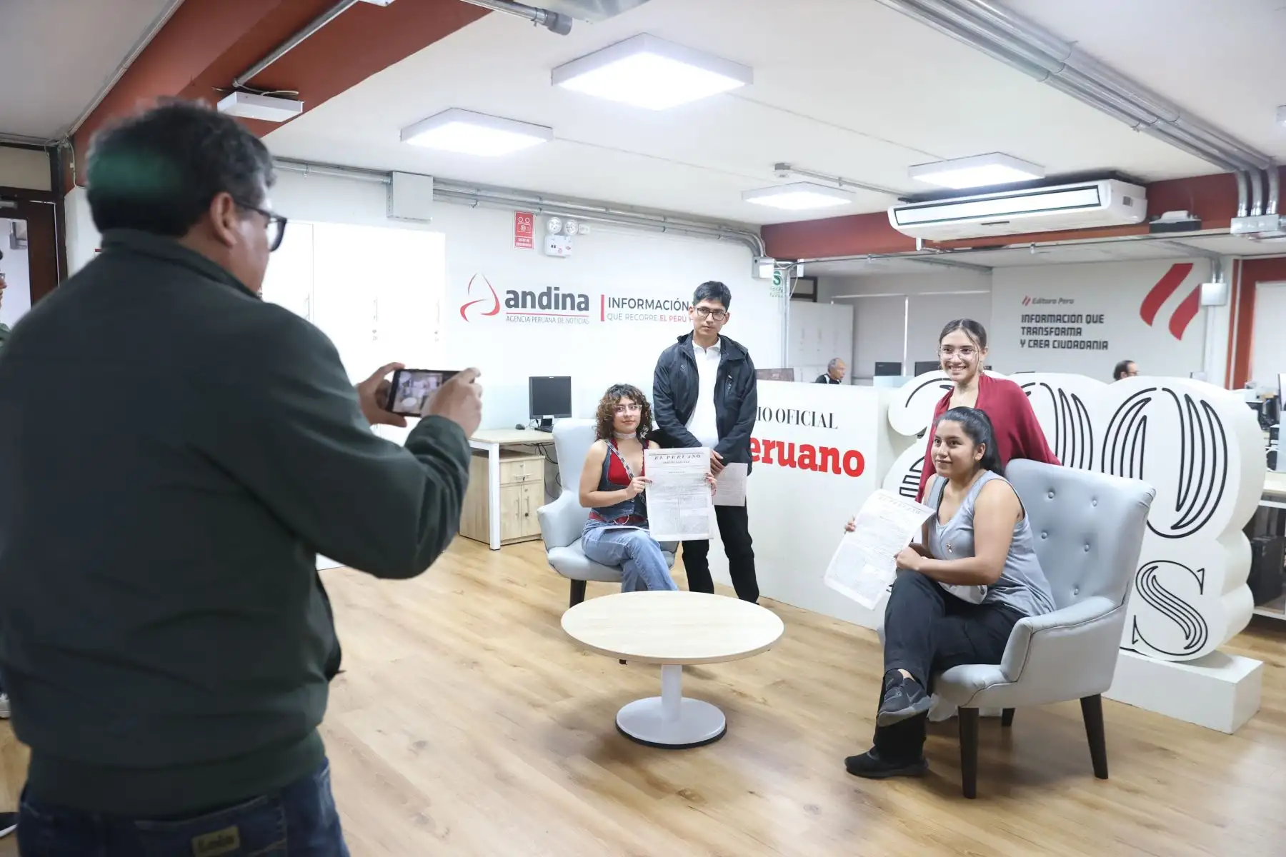 Alumnos de tercer y séptimo ciclo que cursan la carrera de Ciencias de la Comunicación en la Universidad José Faustino Sanchez Carrión de Huacho, visitan las instalaciones de Editora Perú para participar de la experiencia Vive Andina.   Foto: ANDINA/Melina Mejía