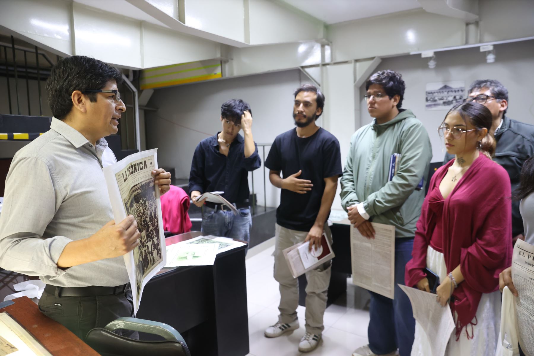 Alumnos de tercer y séptimo ciclo que cursan la carrera de Ciencias de la Comunicación en la Universidad José Faustino Sanchez Carrión de Huacho, visitan las instalaciones de Editora Perú para participar de la experiencia Vive Andina.   Foto: ANDINA/Melina Mejía