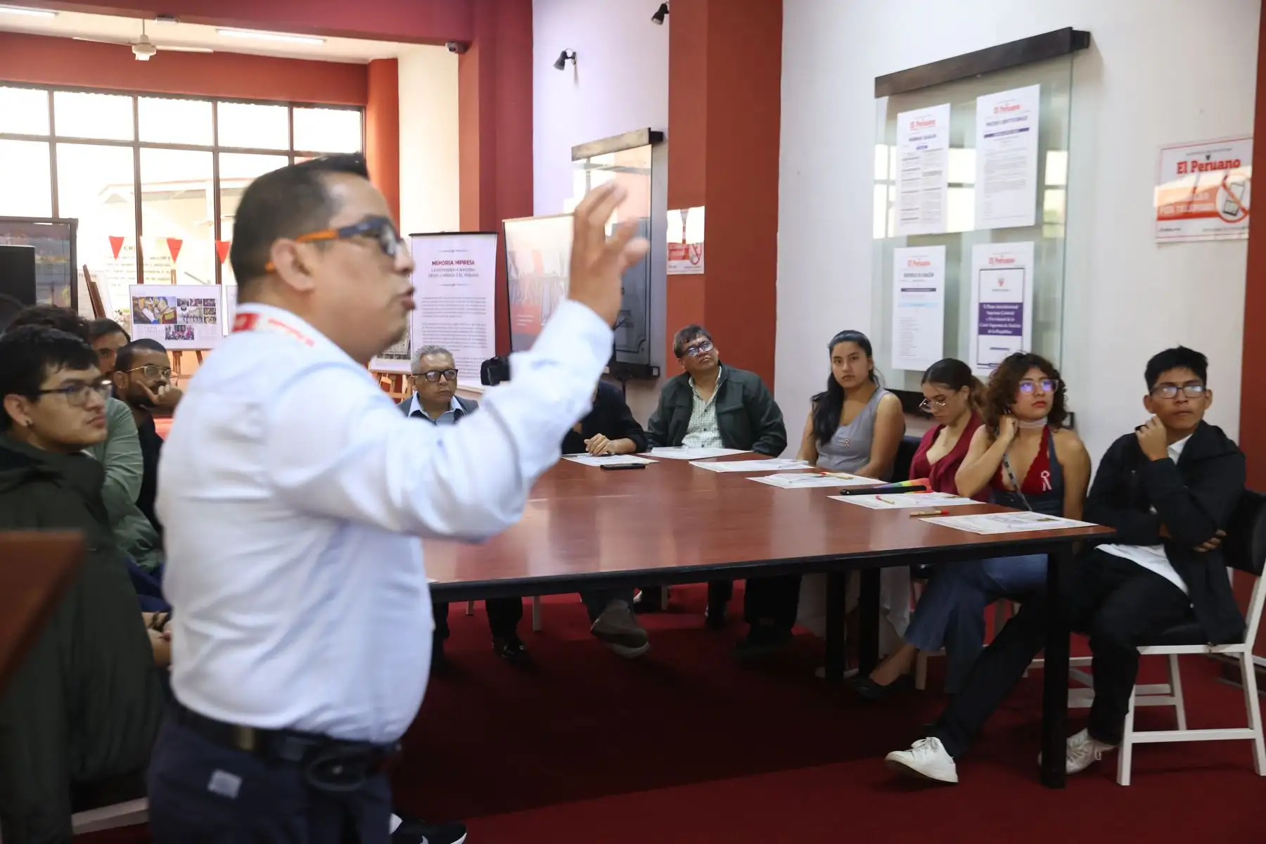Alumnos de tercer y séptimo ciclo que cursan la carrera de Ciencias de la Comunicación en la Universidad José Faustino Sanchez Carrión de Huacho, visitan las instalaciones de Editora Perú para participar de la experiencia Vive Andina.   Foto: ANDINA/Melina Mejía