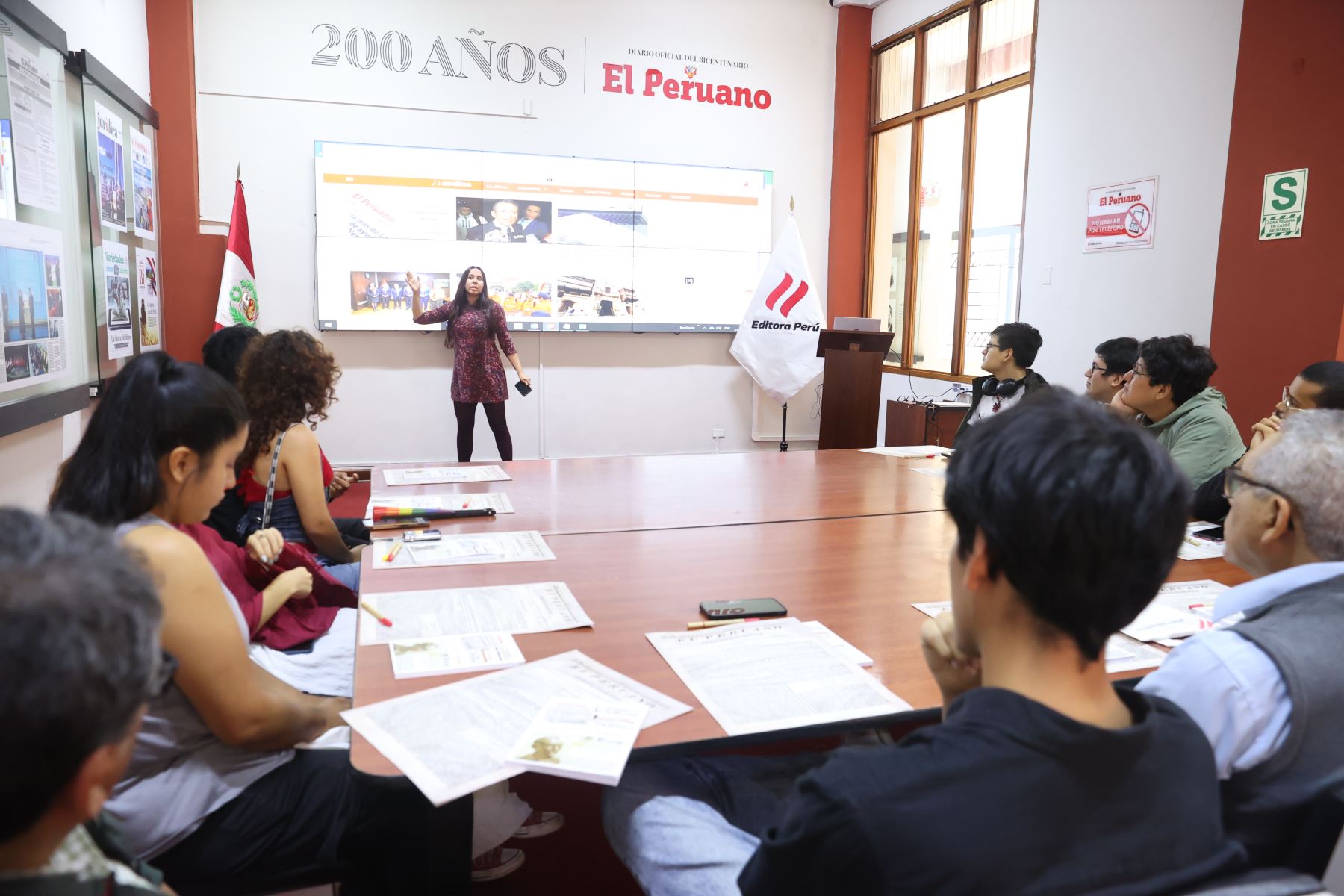 Alumnos de tercer y séptimo ciclo que cursan la carrera de Ciencias de la Comunicación en la Universidad José Faustino Sanchez Carrión de Huacho, visitan las instalaciones de Editora Perú para participar de la experiencia Vive Andina. Foto: ANDINA/Melina Mejía