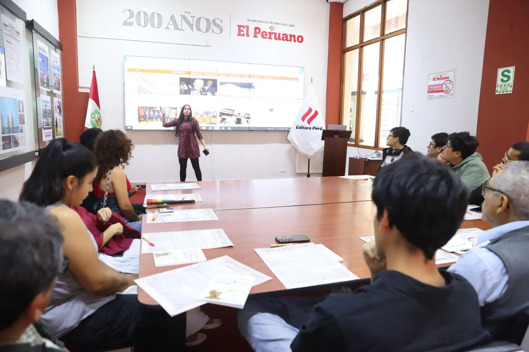 Alumnos de tercer y séptimo ciclo que cursan la carrera de Ciencias de la Comunicación en la Universidad José Faustino Sanchez Carrión de Huacho, visitan las instalaciones de Editora Perú para participar de la experiencia Vive Andina. Foto: ANDINA/Melina Mejía