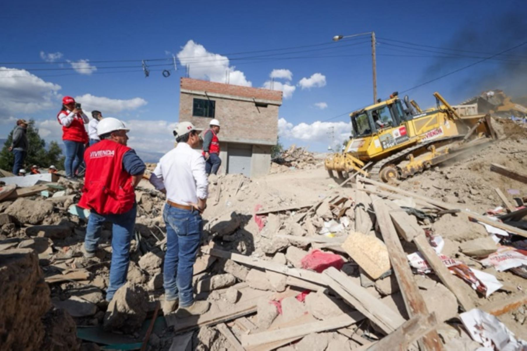 Sismo en Junín: Vivienda despliega maquinaria pesada para acelerar retiro de escombros