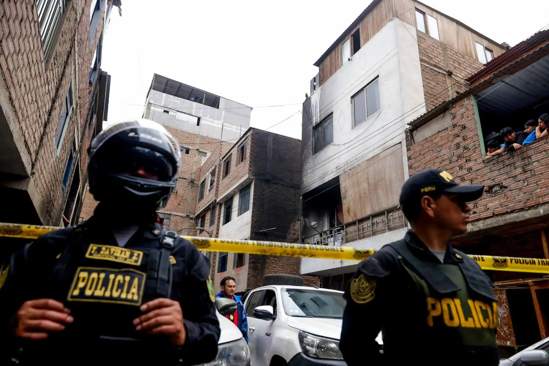 Un incendio de grandes proporciones consumió una vivienda en la cuadra 4 del jirón Pisagua, en La Victoria, y dejó varios fallecidos, entre ellos menores de edad, según información preliminar. Foto: ANDINA/ Luis Iparraguirre