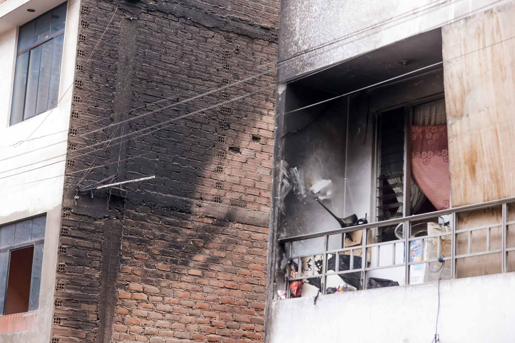 El siniestro, catalogado como incendio urbano código 2 por el COEN–Indeci, ocurrió alrededor de las 3:00 de la madrugada en una vivienda del jirón Pisagua, en el distrito de La Victoria. Foto: ANDINA/ Luis Iparraguirre