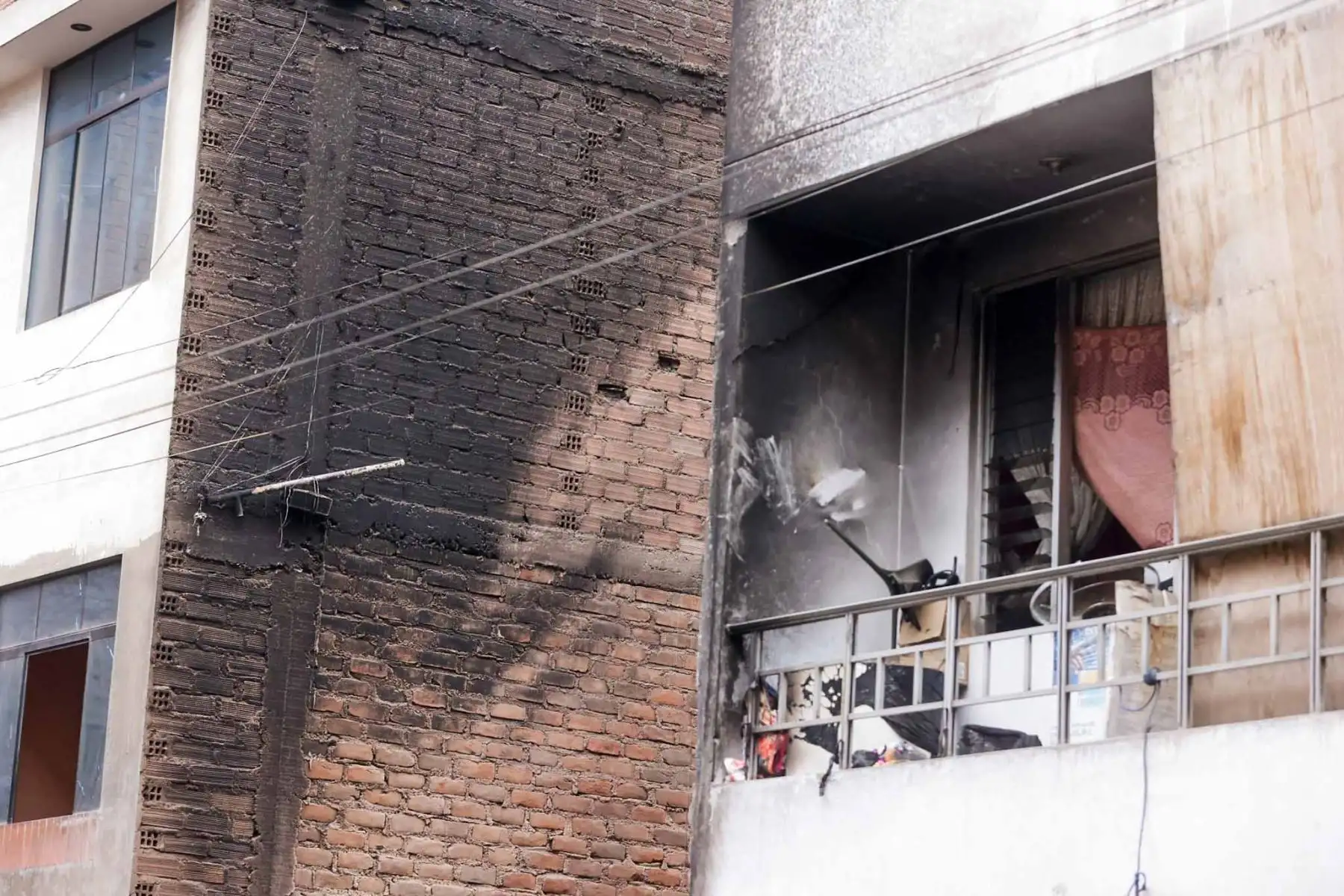 El siniestro, catalogado como incendio urbano código 2 por el COEN–Indeci, ocurrió alrededor de las 3:00 de la madrugada en una vivienda del jirón Pisagua, en el distrito de La Victoria. Foto: ANDINA/ Luis Iparraguirre