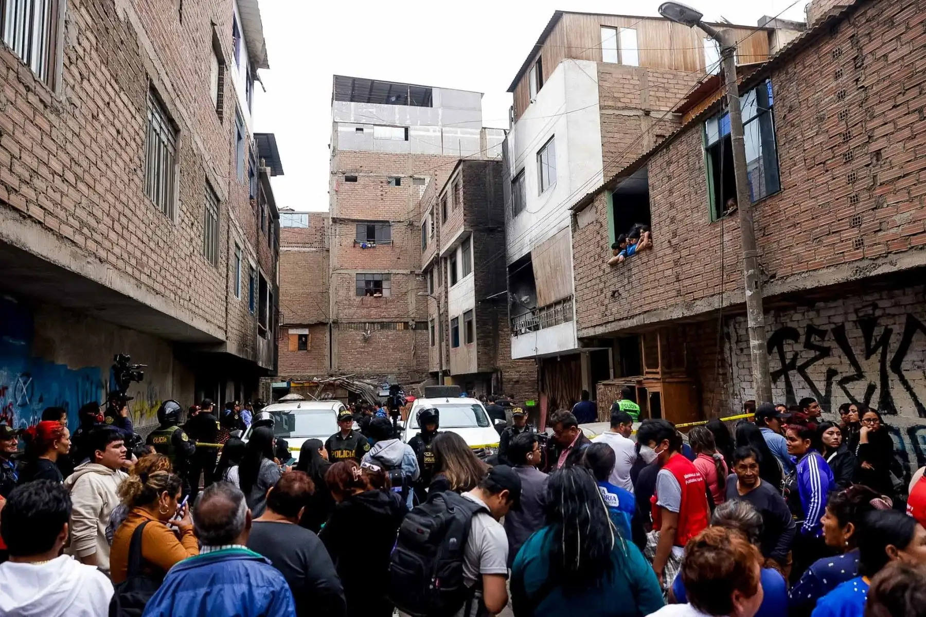 Familiares de las víctimas permanecen en los exteriores de la vivienda afectada a la espera de la identificación de los fallecidos y de la información oficial de las autoridades. Foto: ANDINA/ Luis Iparraguirre