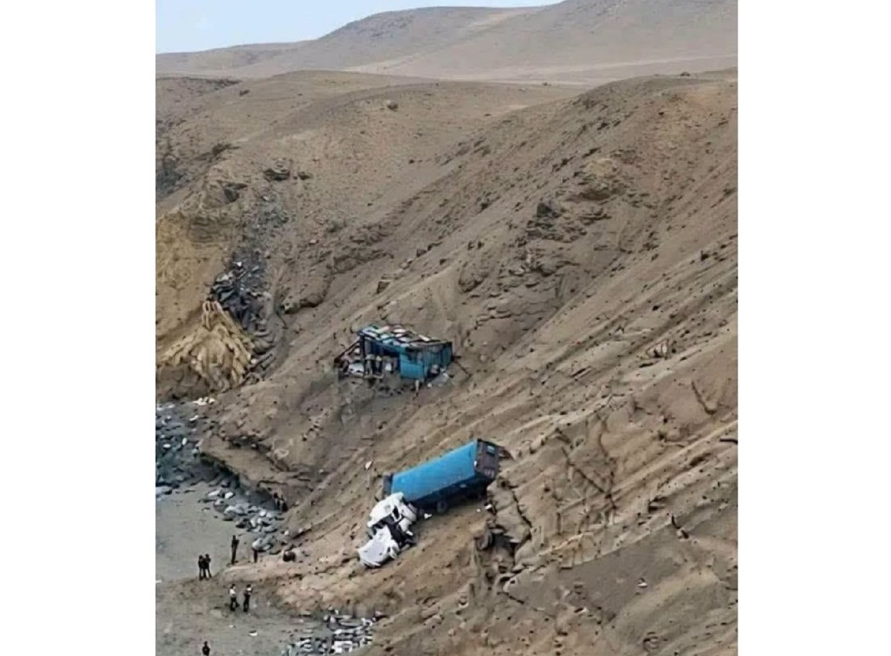 Cierran el tránsito en el Serpentín de Pasamayo para rescatar camión que cayó a abismo