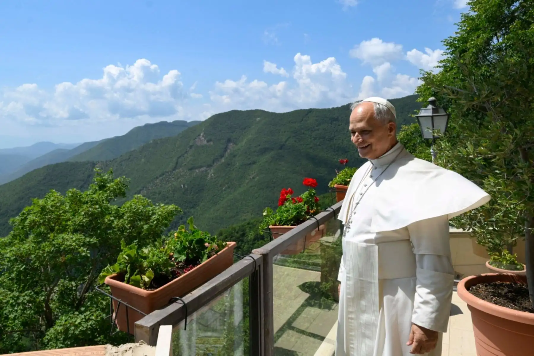 Papa León XIV durante su visita al Santuario de la Santísima Trinidad en Vallepietra. Foto: AFP
