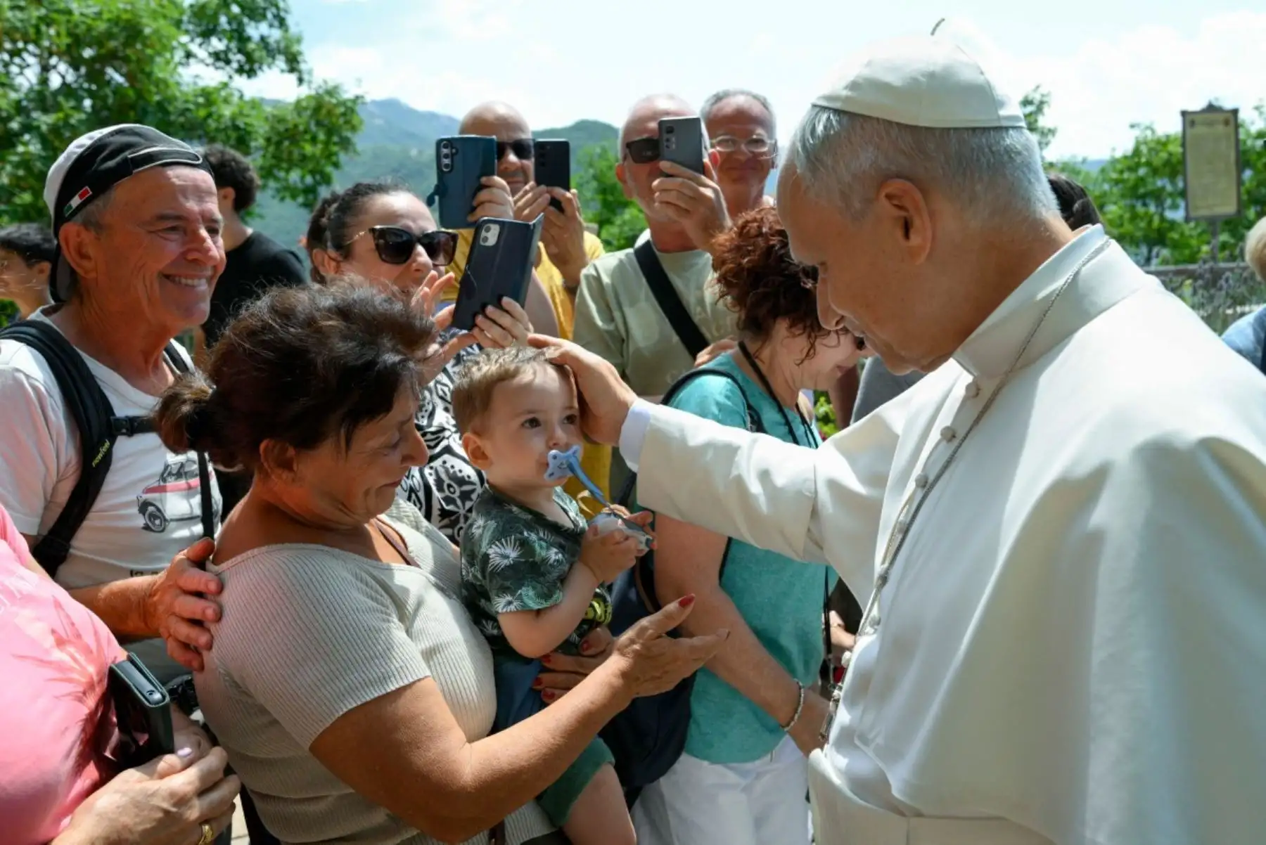 El Papa León XIV saluda a los fieles durante su visita al Santuario de la Santísima Trinidad en Vallepietra. Foto: AFP