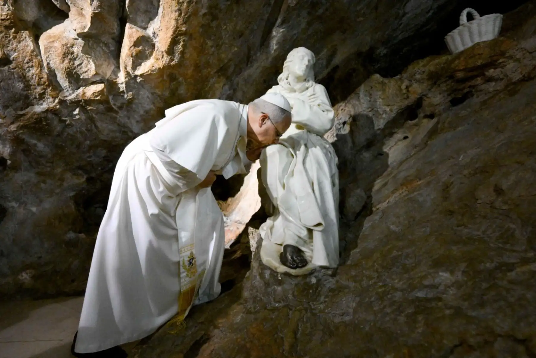 Papa León XIV besando la estatua de San Benito, obra del escultor italiano Antonio Raggi, ubicada en la cueva del Monasterio de San Benito en Subiaco, Italia. Foto: AFP