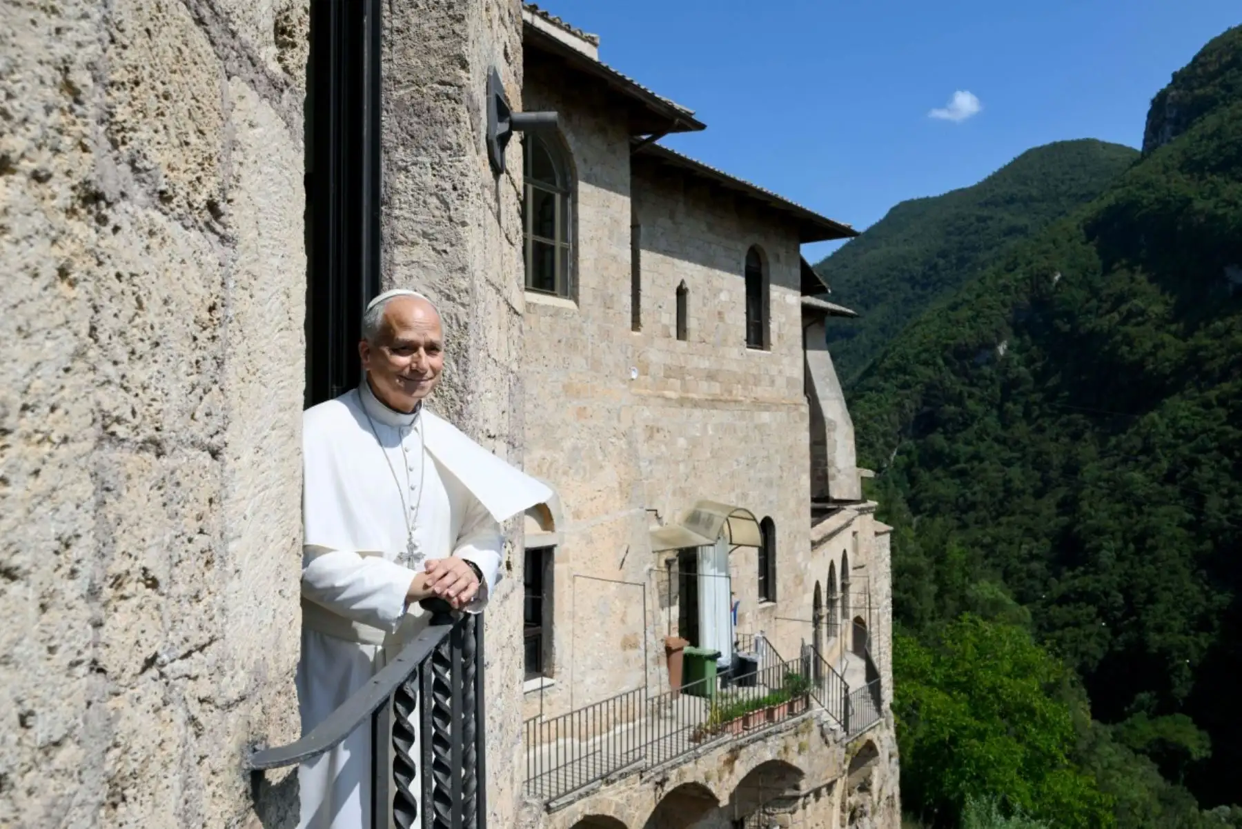 El Papa León XIV contempla el paisaje desde una ventana durante su visita al Monasterio de San Benito en Subiaco, Italia central. Foto: AFP