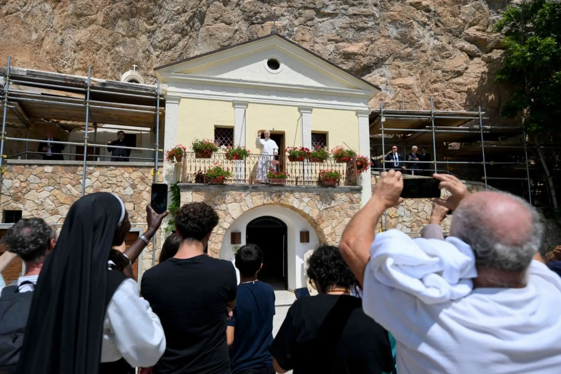 l Papa León XIV saluda a los fieles durante su visita al Santuario de la Santísima Trinidad en Vallepietra. Foto: AFP