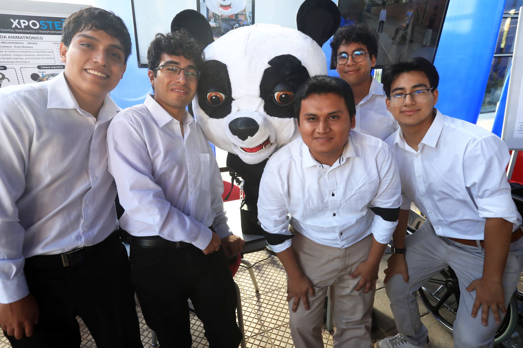 Universitarios desarrollan un oso panda animatrónico que interactúa con el público