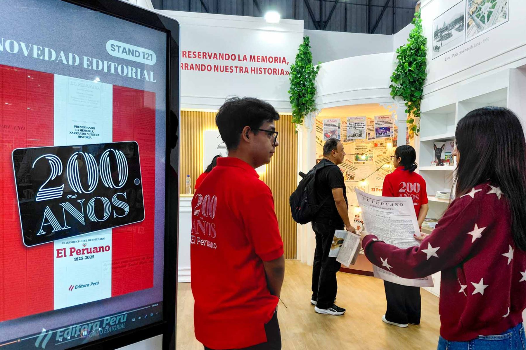 Visitantes recorren los pabellones de la FIL Lima 2026, que ofrece una variada agenda cultural con la participación de reconocidos escritores nacionales e internacionales. Foto: ANDINA/ José Vadillo