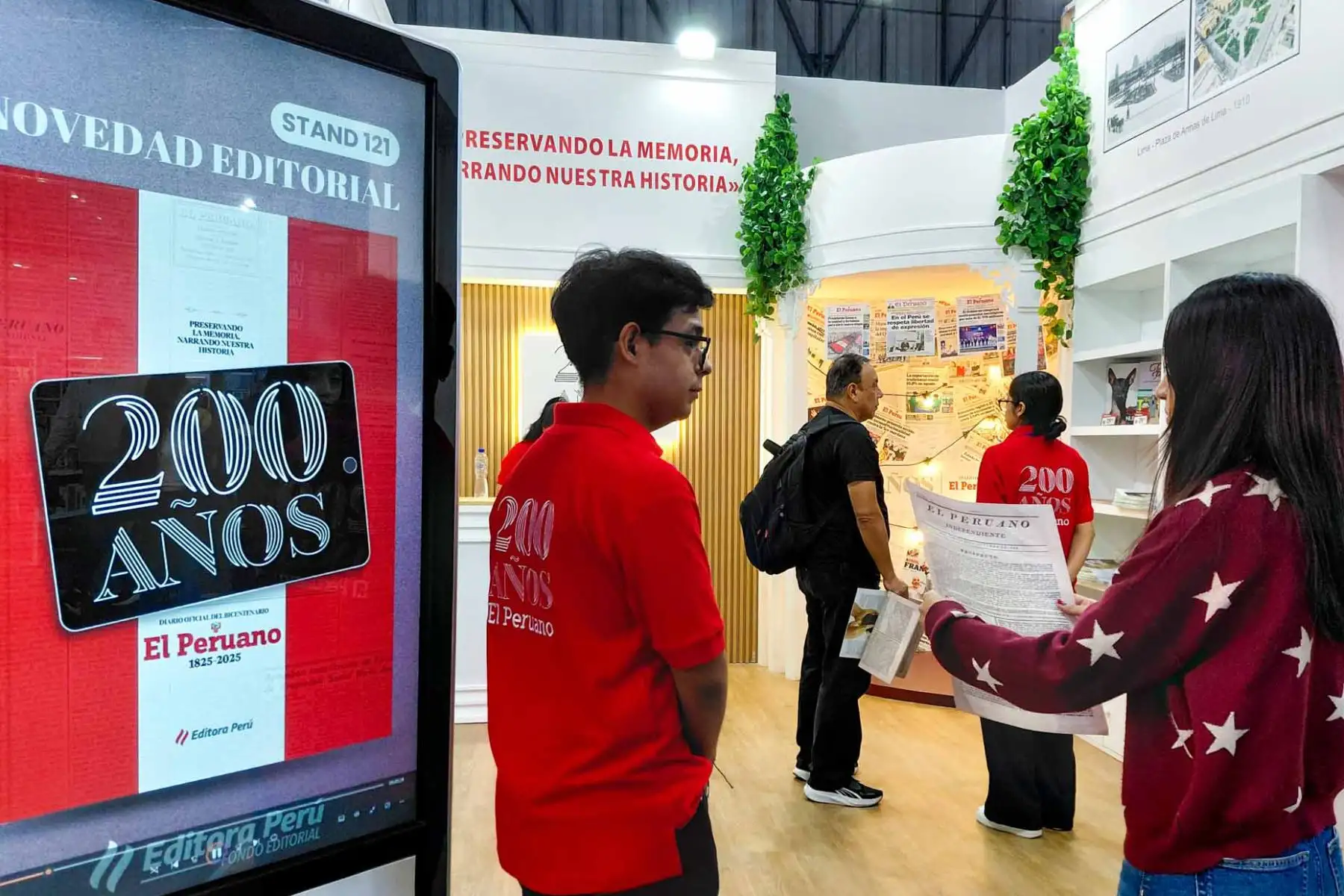 Visitantes recorren los pabellones de la FIL Lima 2026, que ofrece una variada agenda cultural con la participación de reconocidos escritores nacionales e internacionales. Foto: ANDINA/ José Vadillo