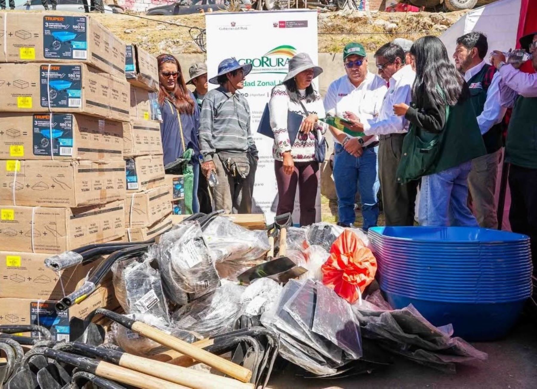 Chupaca: entregan herramientas agrícolas a afectados por sismo para reactivar agricultura
