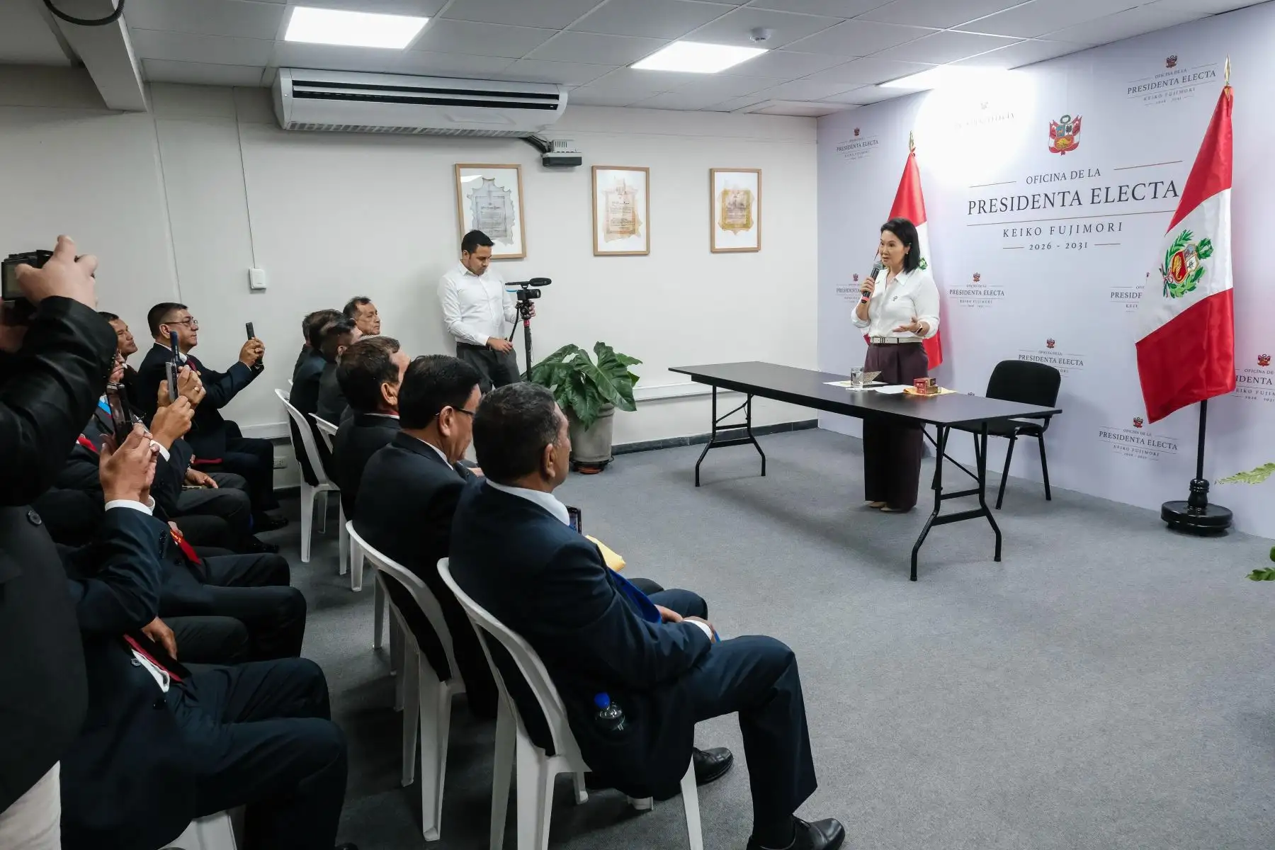 La presidenta electa, Keiko Fujimori, sostuvo un encuentro con veteranos de la lucha contra el terrorismo, a quienes expresó su reconocimiento por el servicio brindado al país y destacó que su ejemplo debe inspirar a las nuevas generaciones de policías. Foto: OPE