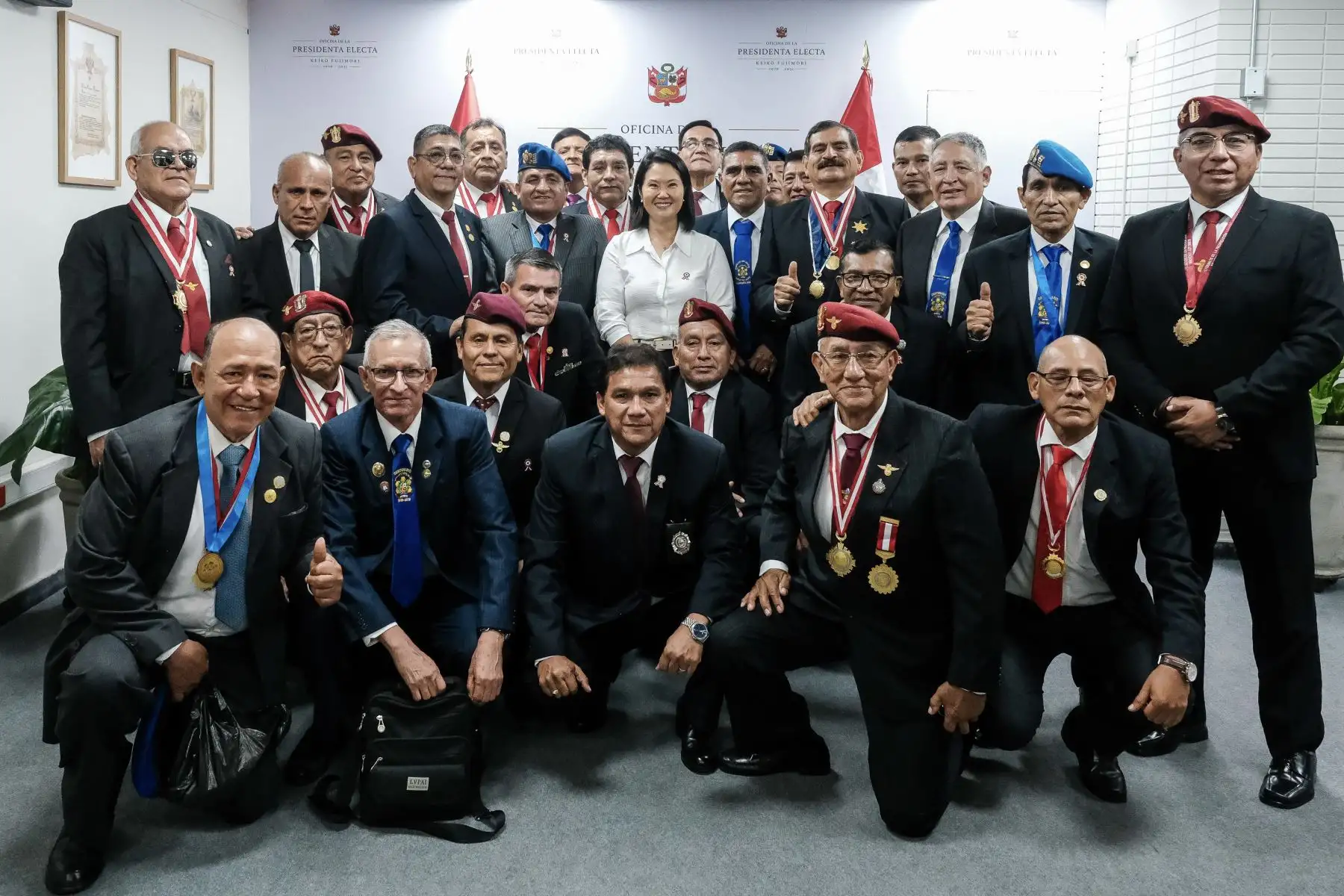 La presidenta electa, Keiko Fujimori, sostuvo un encuentro con veteranos de la lucha contra el terrorismo, a quienes expresó su reconocimiento por el servicio brindado al país y destacó que su ejemplo debe inspirar a las nuevas generaciones de policías. Foto: OPE
