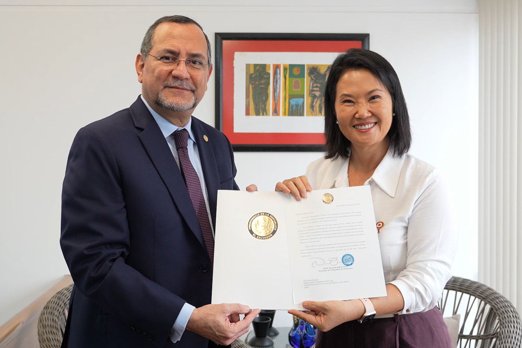 Keiko Fujimori recibió visita y felicitaciones del embajador de El Salvador en Perú