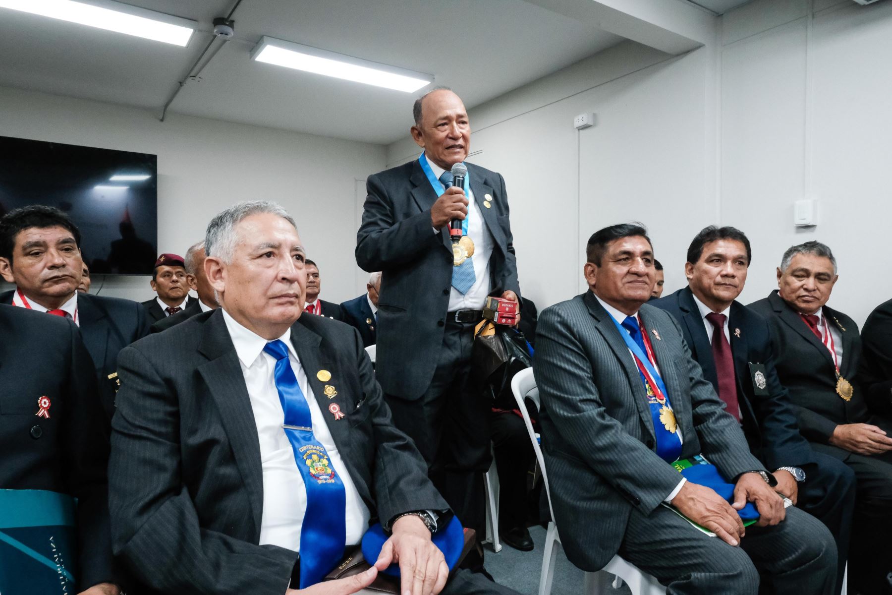 La presidenta electa, Keiko Fujimori, sostuvo un encuentro con veteranos de la lucha contra el terrorismo, a quienes expresó su reconocimiento por el servicio brindado al país y destacó que su ejemplo debe inspirar a las nuevas generaciones de policías. Foto: OPE