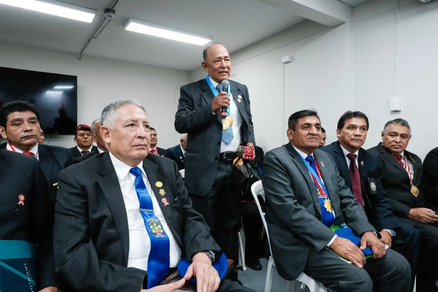 La presidenta electa, Keiko Fujimori, sostuvo un encuentro con veteranos de la lucha contra el terrorismo, a quienes expresó su reconocimiento por el servicio brindado al país y destacó que su ejemplo debe inspirar a las nuevas generaciones de policías. Foto: OPE