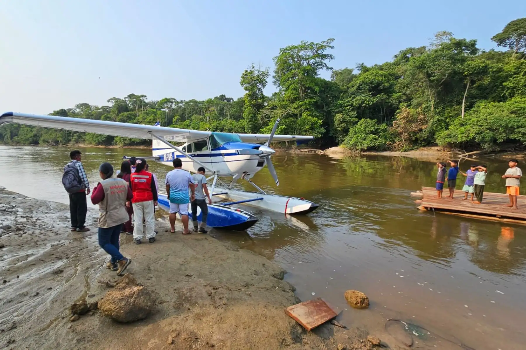 “Gracias al valioso apoyo de la Fuerza Aérea del Perú, las Plataformas Itinerantes de Acción Social (PIAS Aéreas) se han convertido en un puente vital entre el Estado y las poblaciones más alejadas y de difícil acceso de Loreto”, sostuvo la ministra, quien destacó que uno de los logros más gratificantes de estos años de alianza ha sido acompañar el nacimiento de 17 bebés, brindando una atención cálida y segura a sus madres. Foto: Difusión