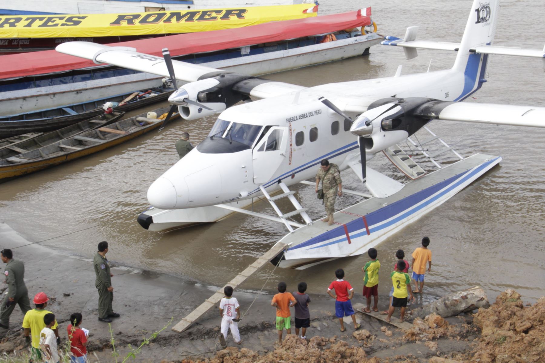 A bordo de aeronaves Twin Otter, equipos multisectoriales llegan a las comunidades para brindar atención prenatal, medicina general, odontología, enfermería, servicios de laboratorio, ecografías y otras prestaciones de salud que contribuyen a prevenir enfermedades y mejorar la calidad de vida de la población.Foto: Difusión