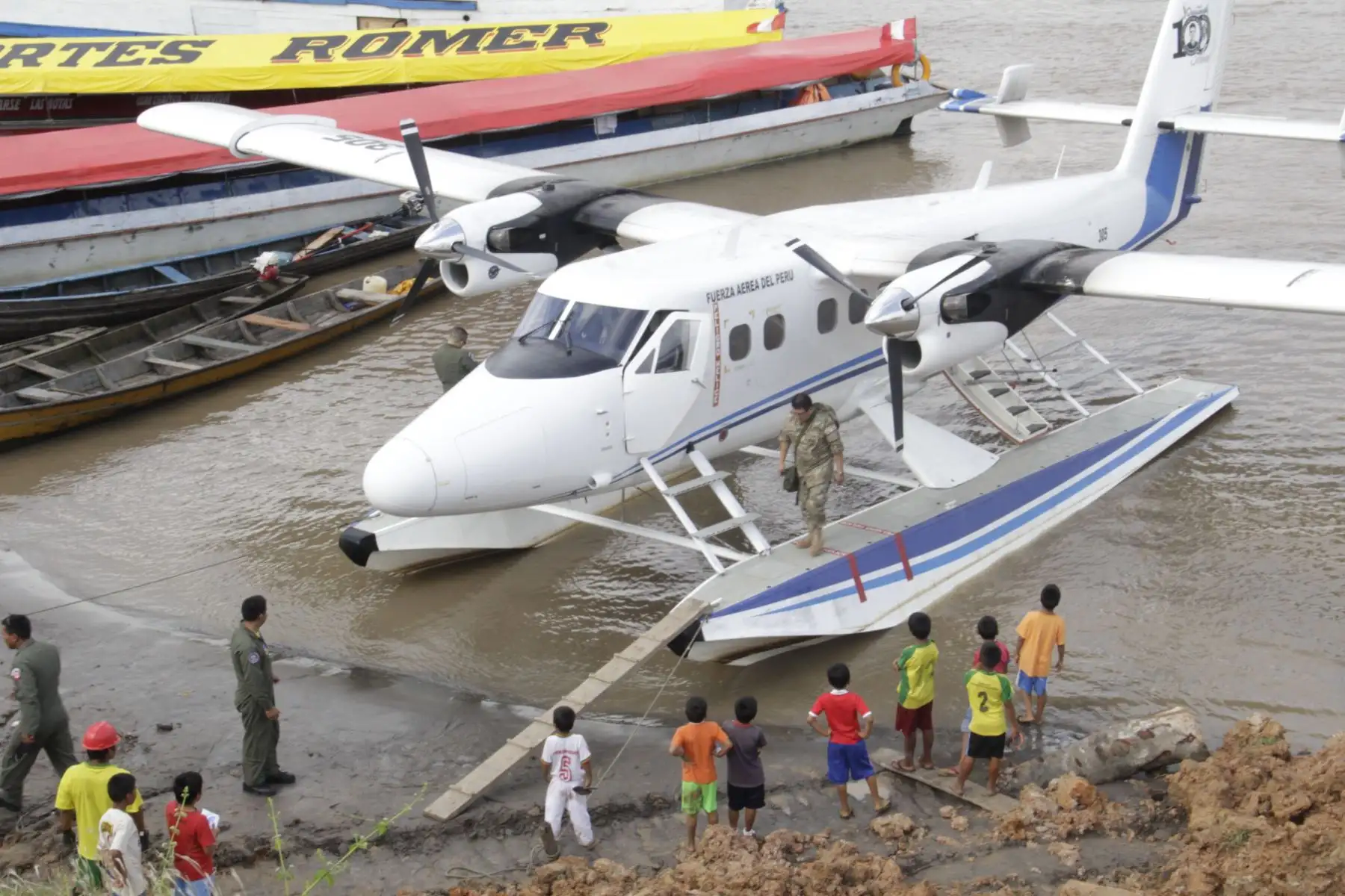 A bordo de aeronaves Twin Otter, equipos multisectoriales llegan a las comunidades para brindar atención prenatal, medicina general, odontología, enfermería, servicios de laboratorio, ecografías y otras prestaciones de salud que contribuyen a prevenir enfermedades y mejorar la calidad de vida de la población.Foto: Difusión