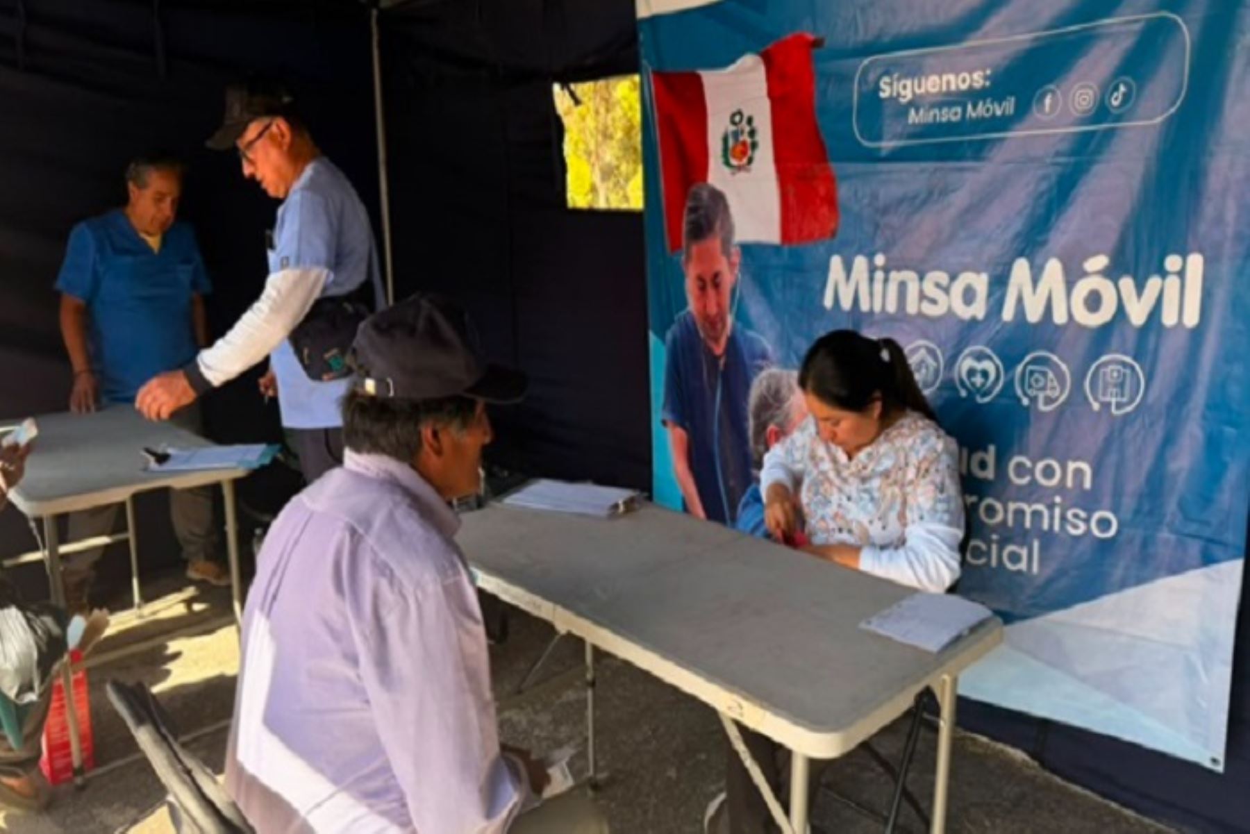 Médicos de Minsa Móvil atienden a familias afectadas por el sismo en Chongos Bajo, Junín