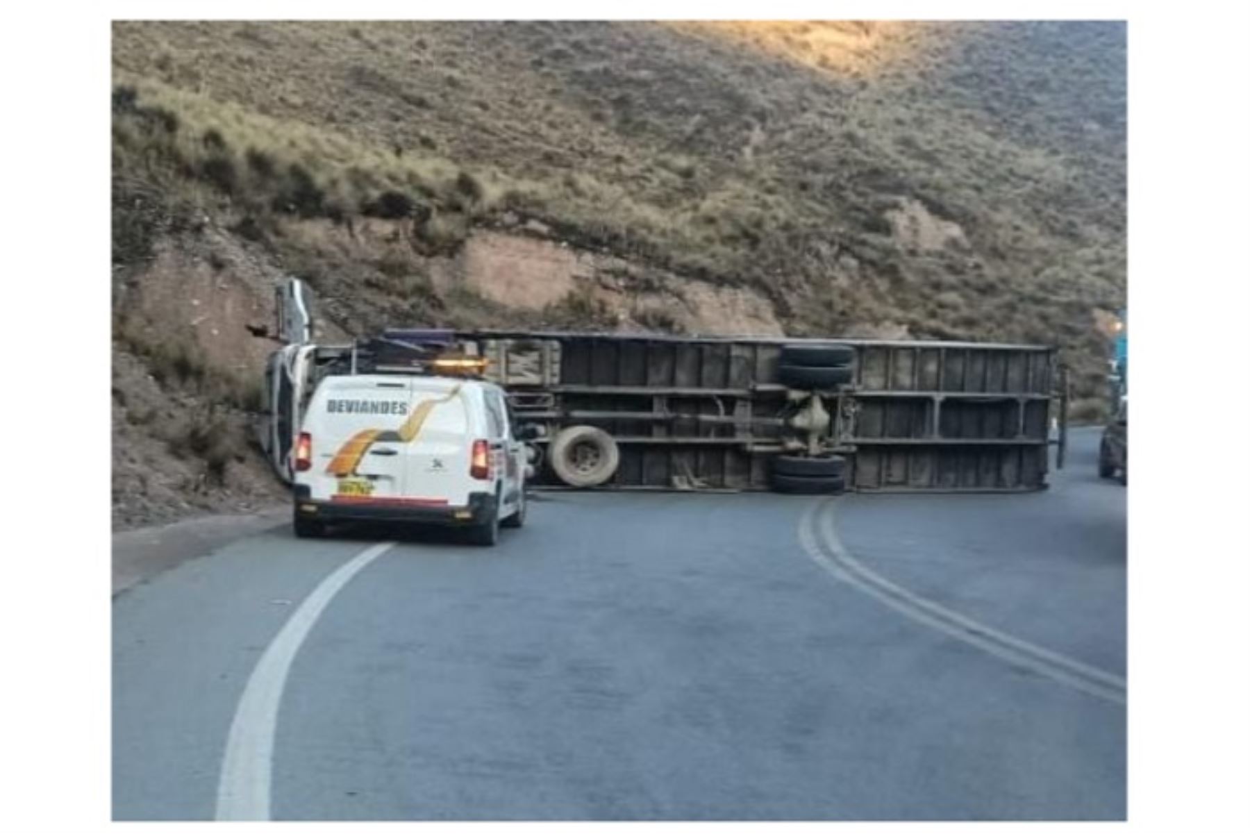 Carretera Central: camión volcó en tramo Pasco–La Oroya y conductor sobrevivió de milagro