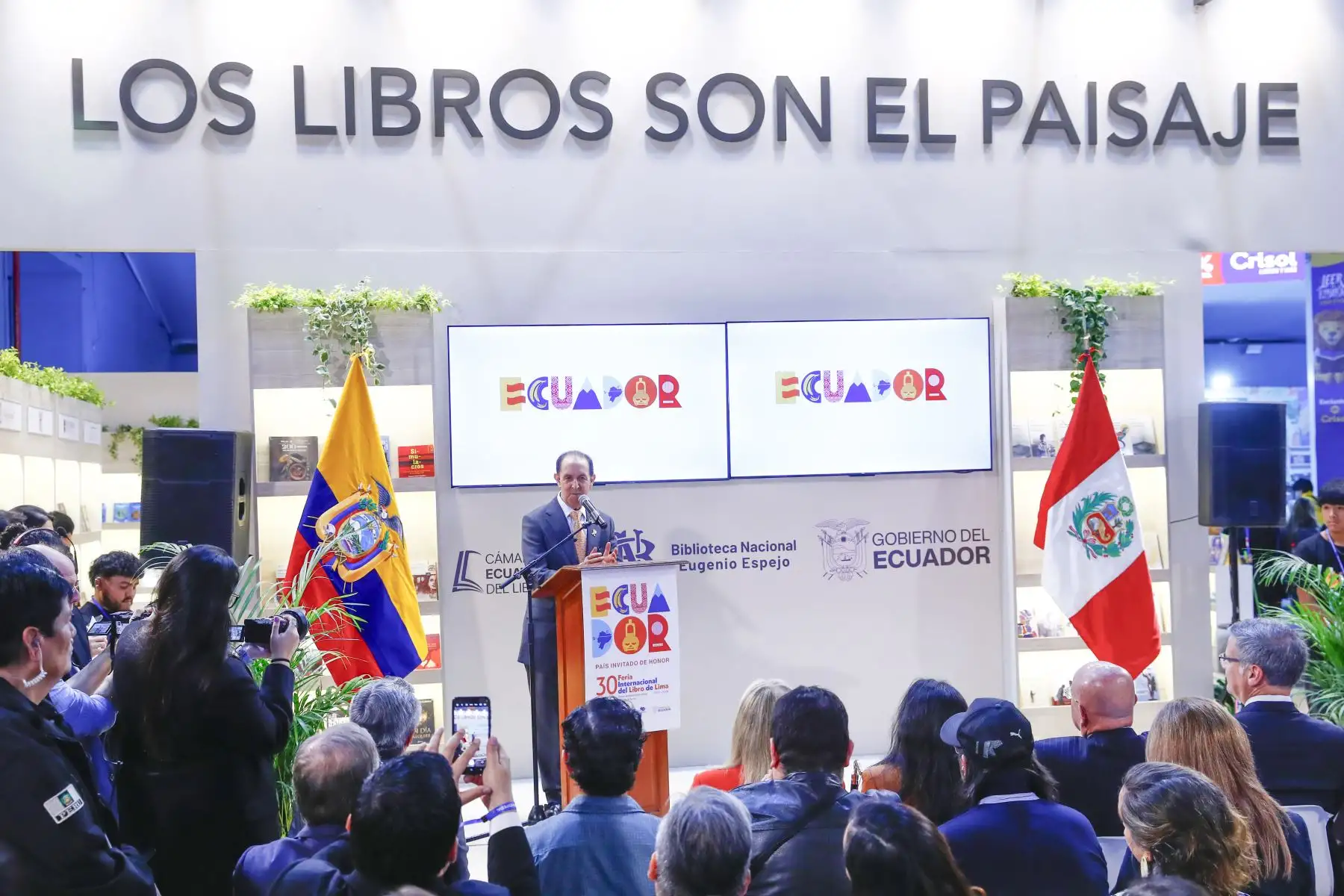 La Feria Internacional del Libro de Lima 2026, que se realizará del 22 de julio al 6 de agosto en el Centro de Exposiciones Jockey en Surco, tiene como país invitado a Ecuador, con todo su bagaje bibliográfico, que llega a esta edición de la feria con una delegación de 30 autores, y además una programación cultural que incluye música, cine y gastronomía. Foto: ANDINA/Daniel Bracamonte