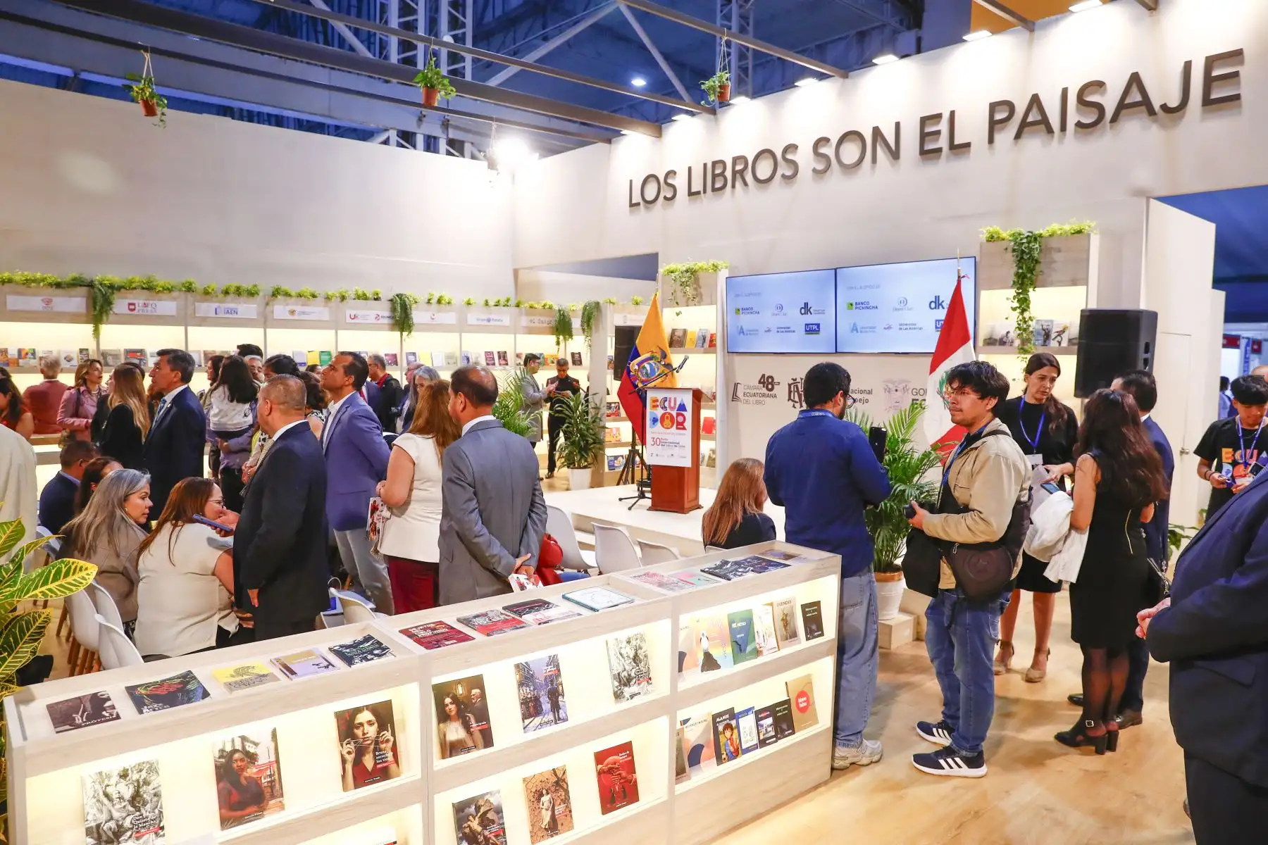 La Feria Internacional del Libro de Lima 2026, que se realizará del 22 de julio al 6 de agosto en el Centro de Exposiciones Jockey en Surco, tiene como país invitado a Ecuador, con todo su bagaje bibliográfico, que llega a esta edición de la feria con una delegación de 30 autores, y además una programación cultural que incluye música, cine y gastronomía. Foto: ANDINA/Daniel Bracamonte