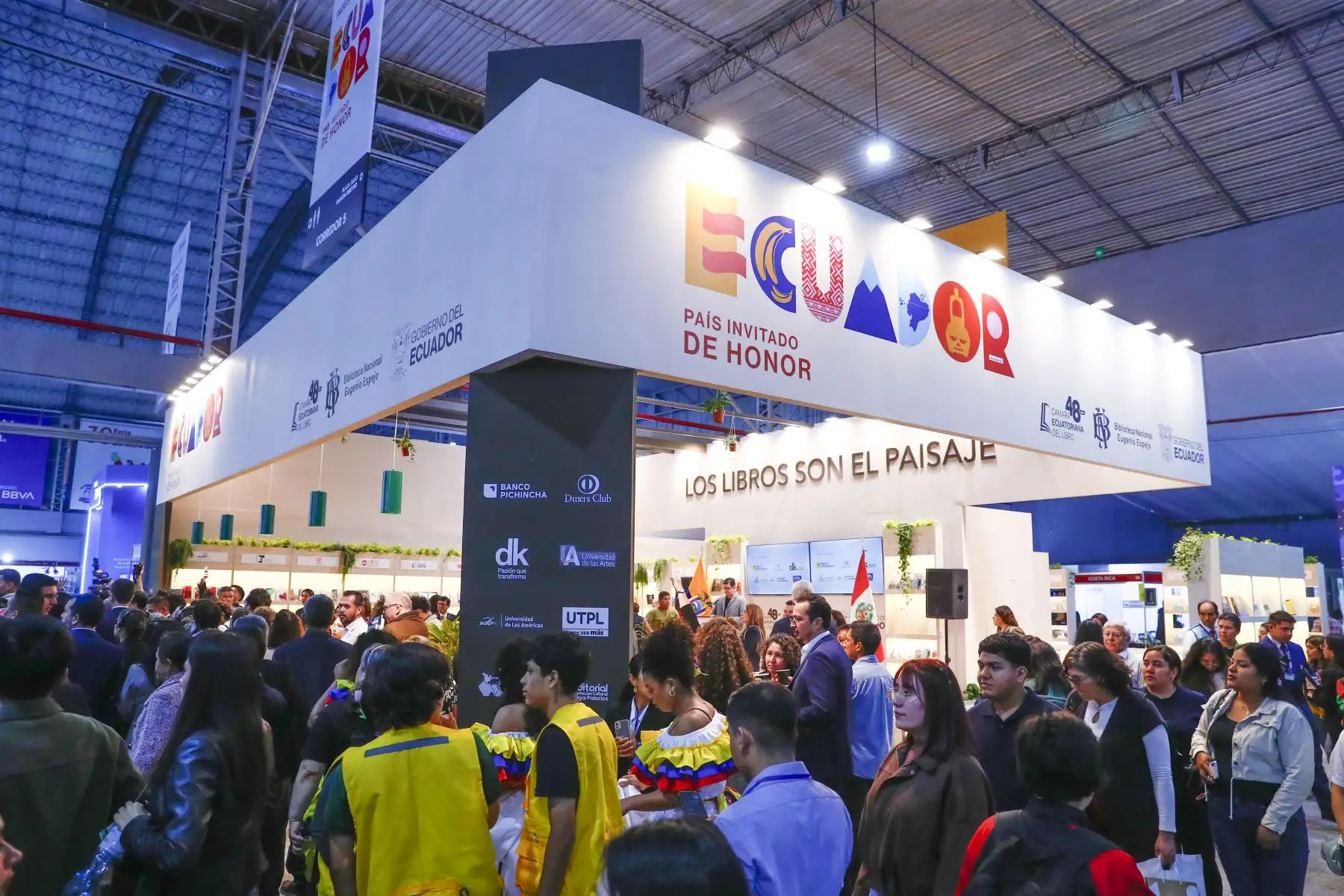 La Feria Internacional del Libro de Lima 2026, que se realizará del 22 de julio al 6 de agosto en el Centro de Exposiciones Jockey en Surco, tiene como país invitado a Ecuador, con todo su bagaje bibliográfico, que llega a esta edición de la feria con una delegación de 30 autores, y además una programación cultural que incluye música, cine y gastronomía. Foto: ANDINA/Daniel Bracamonte