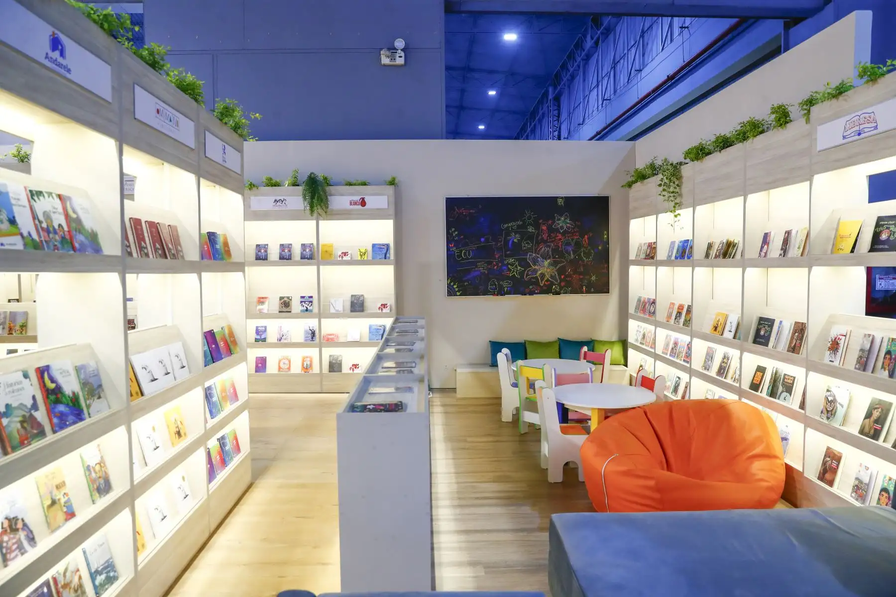 La Feria Internacional del Libro de Lima 2026, que se realizará del 22 de julio al 6 de agosto en el Centro de Exposiciones Jockey en Surco, tiene como país invitado a Ecuador, con todo su bagaje bibliográfico, que llega a esta edición de la feria con una delegación de 30 autores, y además una programación cultural que incluye música, cine y gastronomía. Foto: ANDINA/Daniel Bracamonte