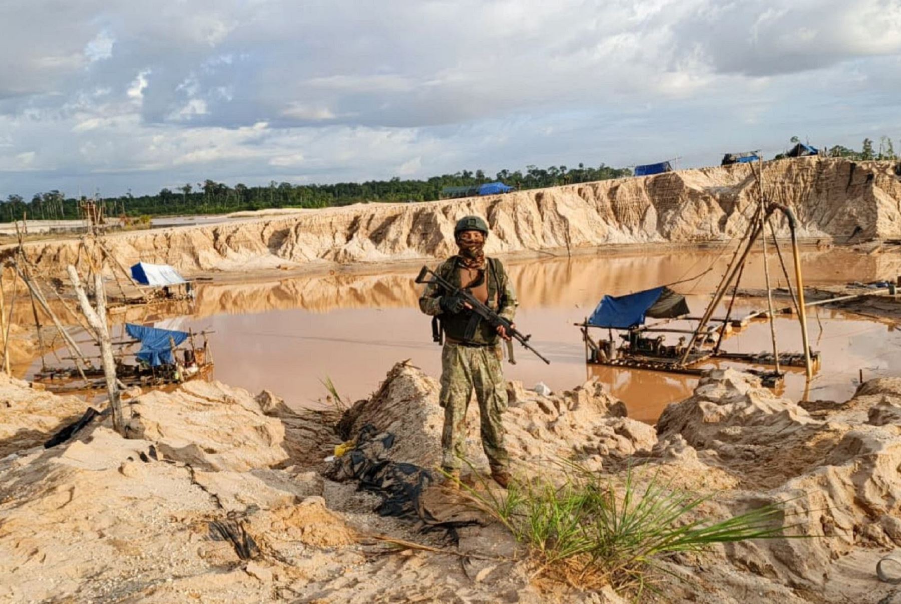 FF.AA. destruye infraestructura de minería ilegal por S/ 22.9 millones en Madre de Dios