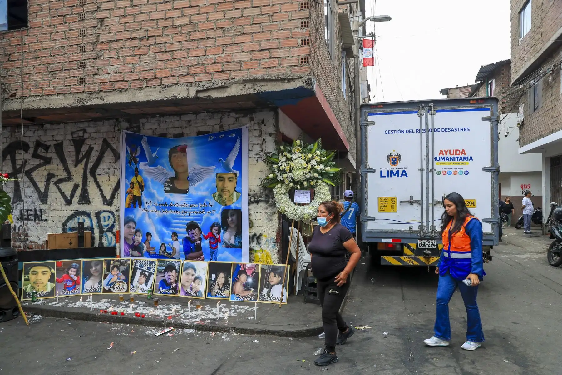 El alcalde de Lima, Renzo Reggiardo, se presentó esta mañana en la zona afectada por un incendio en La Victoria, donde fallecieron diez personas, para entregar víveres y artículos de primera necesidad.

Foto: ANDINA/Ricardo Cuba