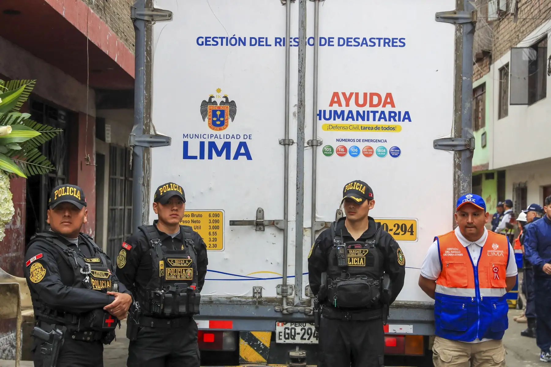 El alcalde de Lima, Renzo Reggiardo, se presentó esta mañana en la zona afectada por un incendio en La Victoria, donde fallecieron diez personas, para entregar víveres y artículos de primera necesidad.

Foto: ANDINA/Ricardo Cuba