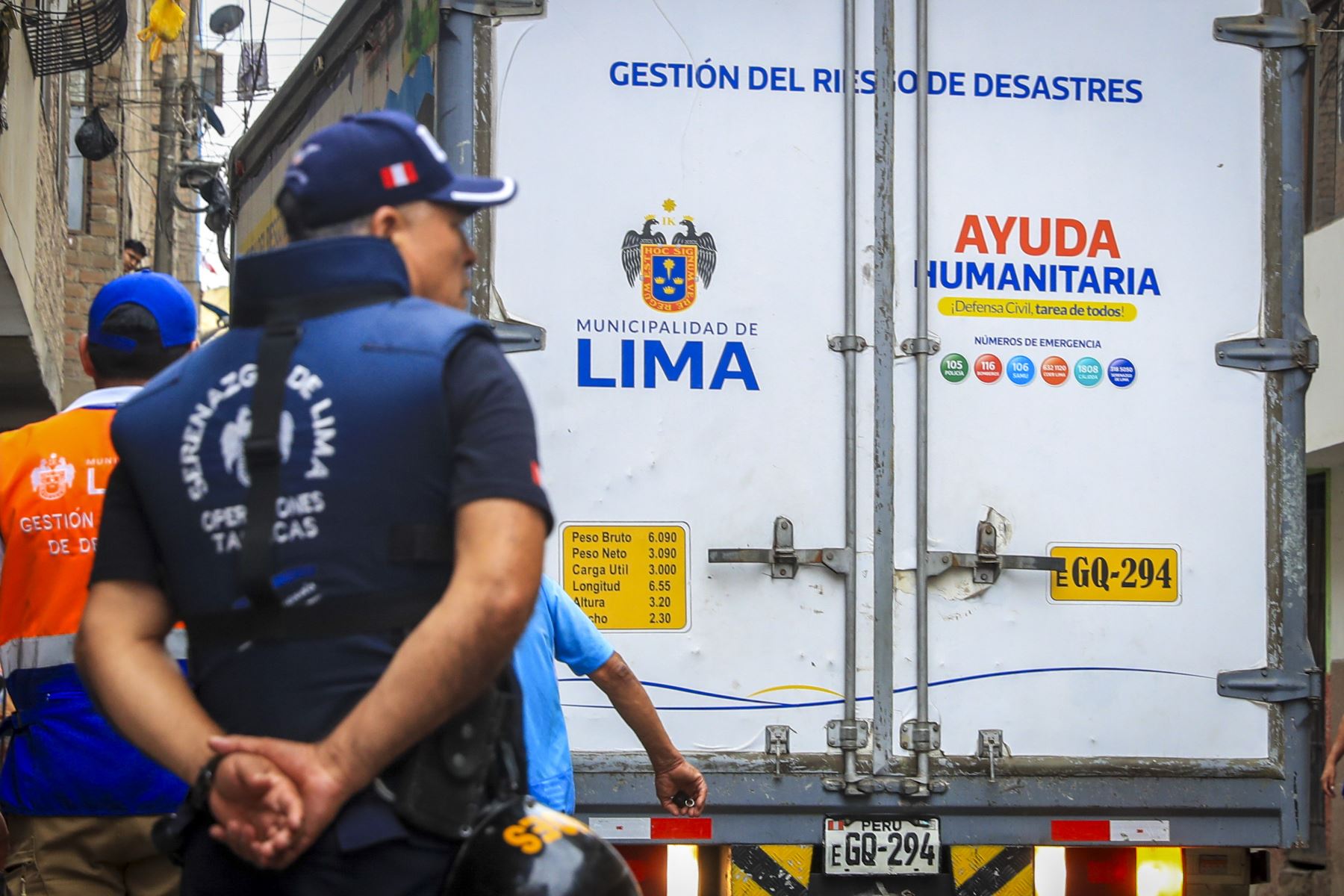 El alcalde de Lima, Renzo Reggiardo, se presentó esta mañana en la zona afectada por un incendio en La Victoria, donde fallecieron diez personas, para entregar víveres y artículos de primera necesidad.

Foto: ANDINA/Ricardo Cuba