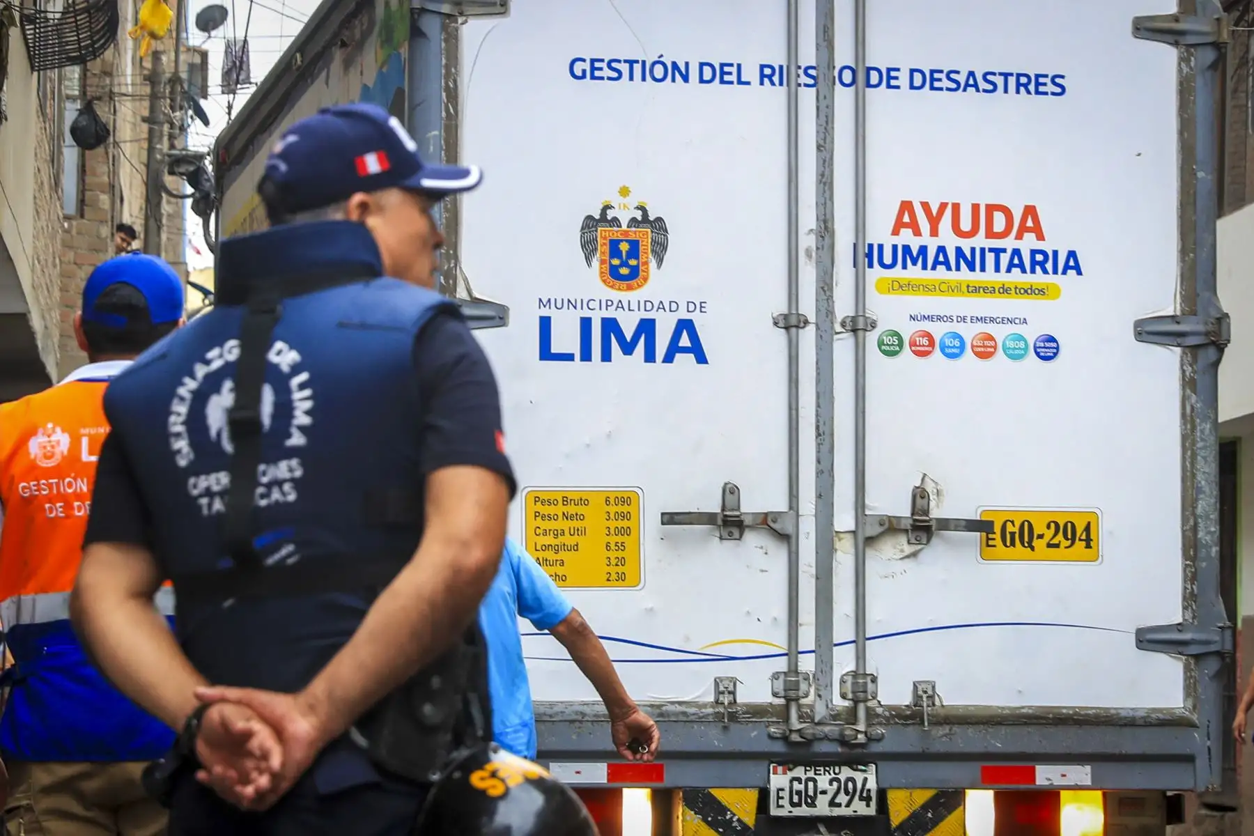 El alcalde de Lima, Renzo Reggiardo, se presentó esta mañana en la zona afectada por un incendio en La Victoria, donde fallecieron diez personas, para entregar víveres y artículos de primera necesidad.

Foto: ANDINA/Ricardo Cuba