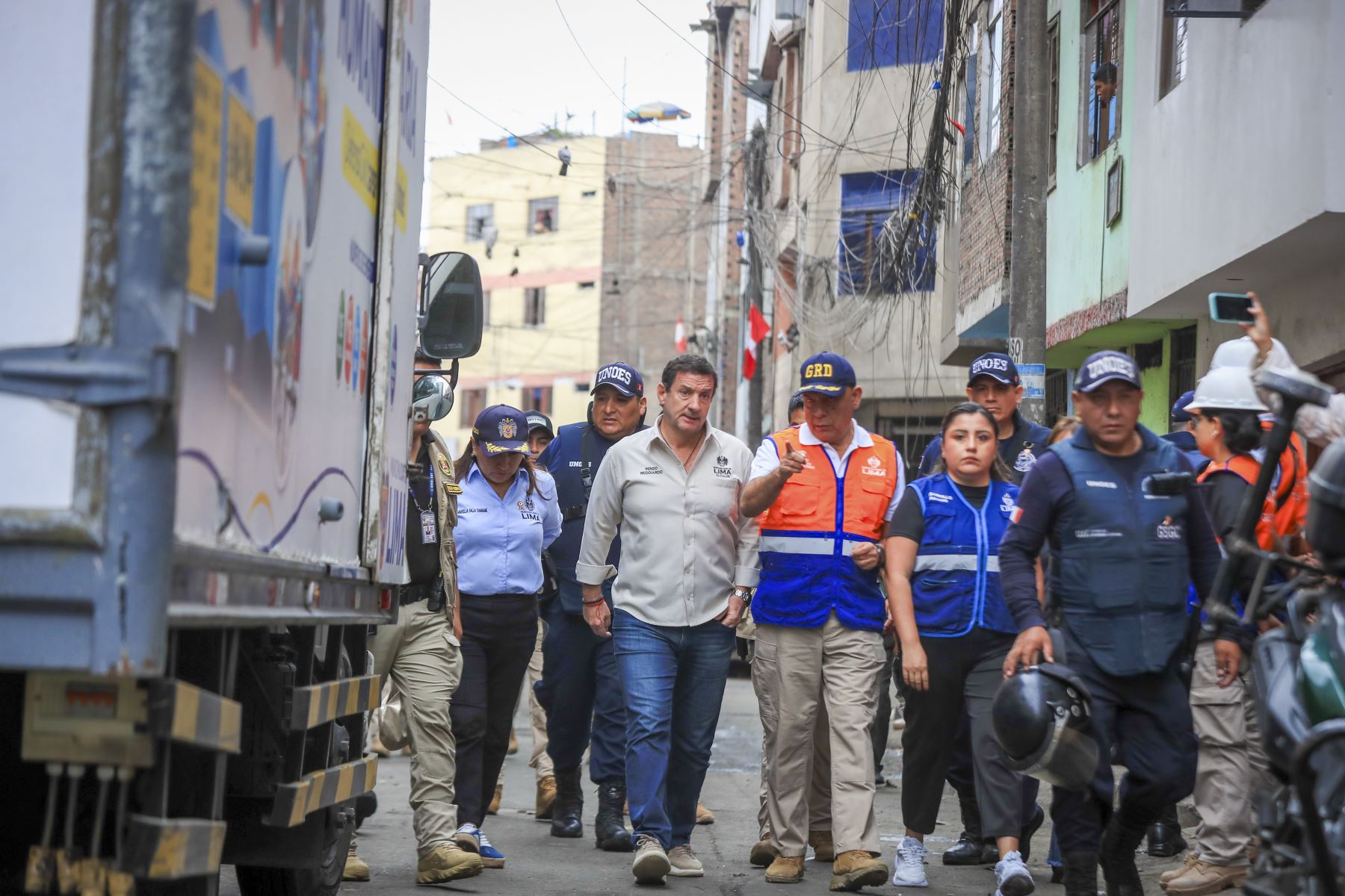 El alcalde de Lima, Renzo Reggiardo, se presentó esta mañana en la zona afectada por un incendio en La Victoria, donde fallecieron diez personas, para entregar víveres y artículos de primera necesidad.

Foto: ANDINA/Ricardo Cuba
