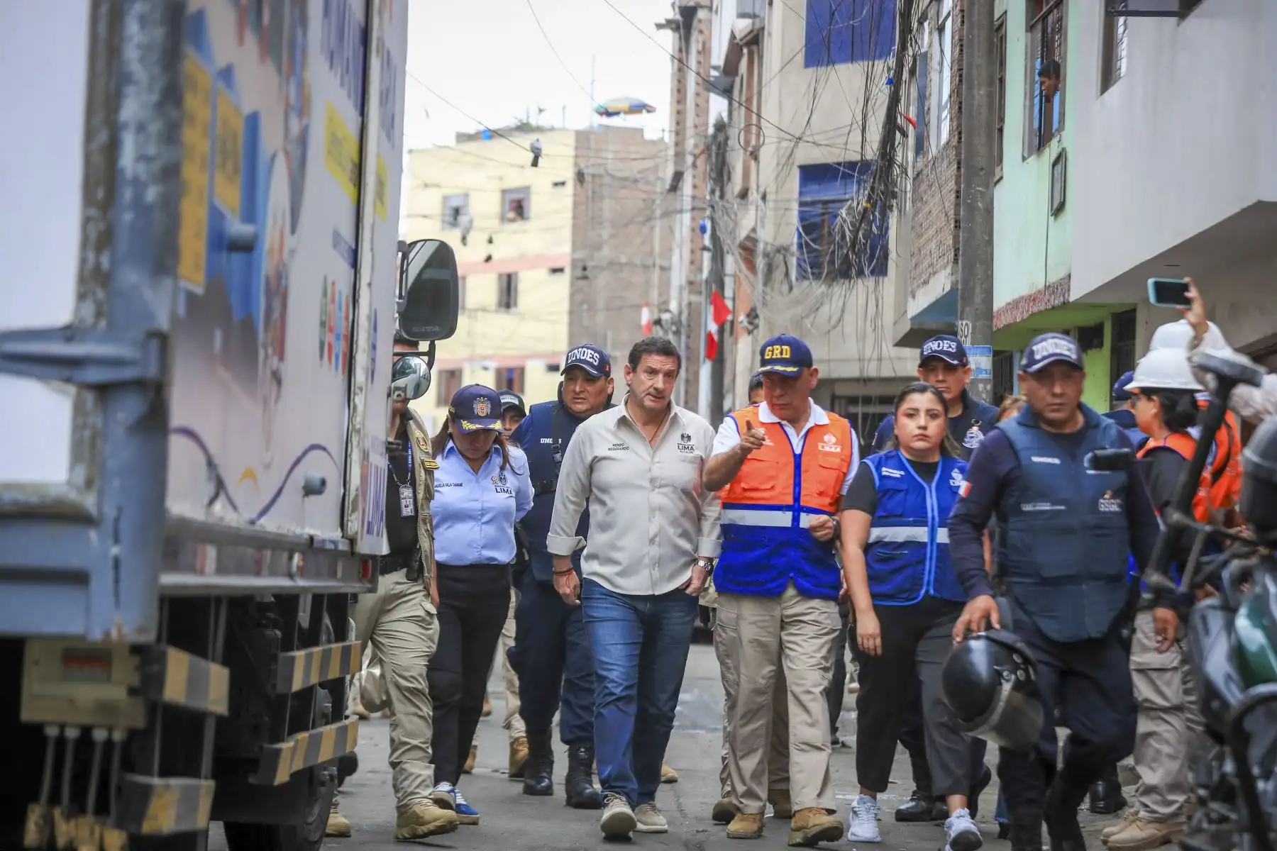 El alcalde de Lima, Renzo Reggiardo, se presentó esta mañana en la zona afectada por un incendio en La Victoria, donde fallecieron diez personas, para entregar víveres y artículos de primera necesidad.

Foto: ANDINA/Ricardo Cuba