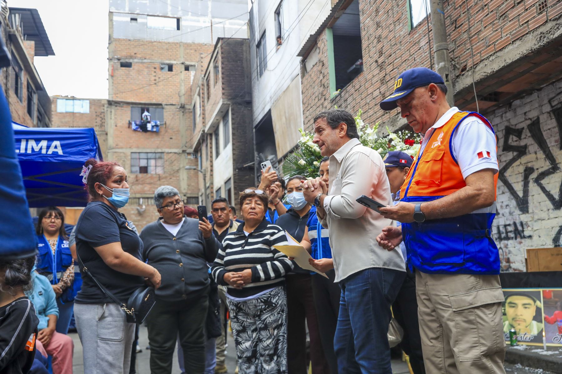 El alcalde de Lima, Renzo Reggiardo, se presentó esta mañana en la zona afectada por un incendio en La Victoria, donde fallecieron diez personas, para entregar víveres y artículos de primera necesidad.

Foto: ANDINA/Ricardo Cuba