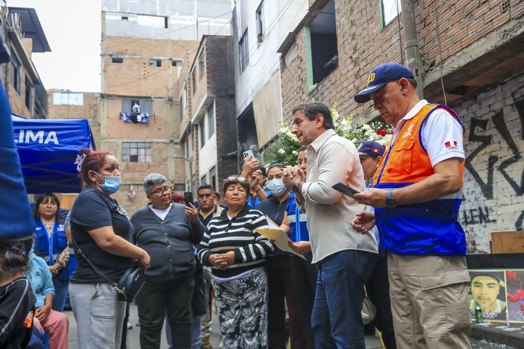 El alcalde de Lima, Renzo Reggiardo, se presentó esta mañana en la zona afectada por un incendio en La Victoria, donde fallecieron diez personas, para entregar víveres y artículos de primera necesidad.

Foto: ANDINA/Ricardo Cuba