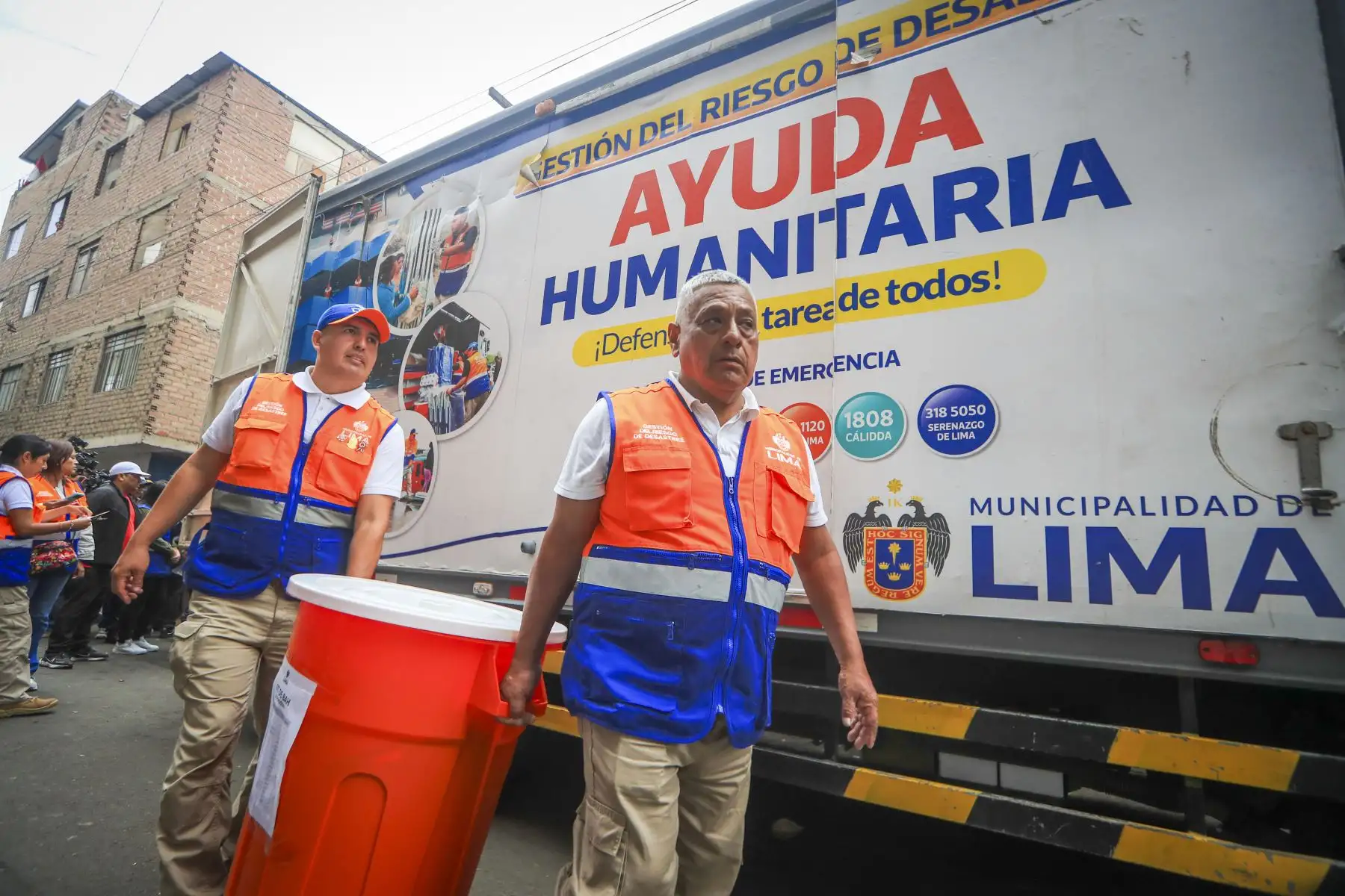 El alcalde de Lima, Renzo Reggiardo, se presentó esta mañana en la zona afectada por un incendio en La Victoria, donde fallecieron diez personas, para entregar víveres y artículos de primera necesidad.

Foto: ANDINA/Ricardo Cuba