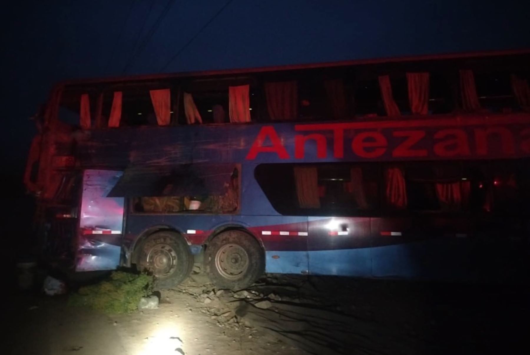Ica: dos fallecidos y más de 20 heridos deja despiste de bus en vía Los Libertadores