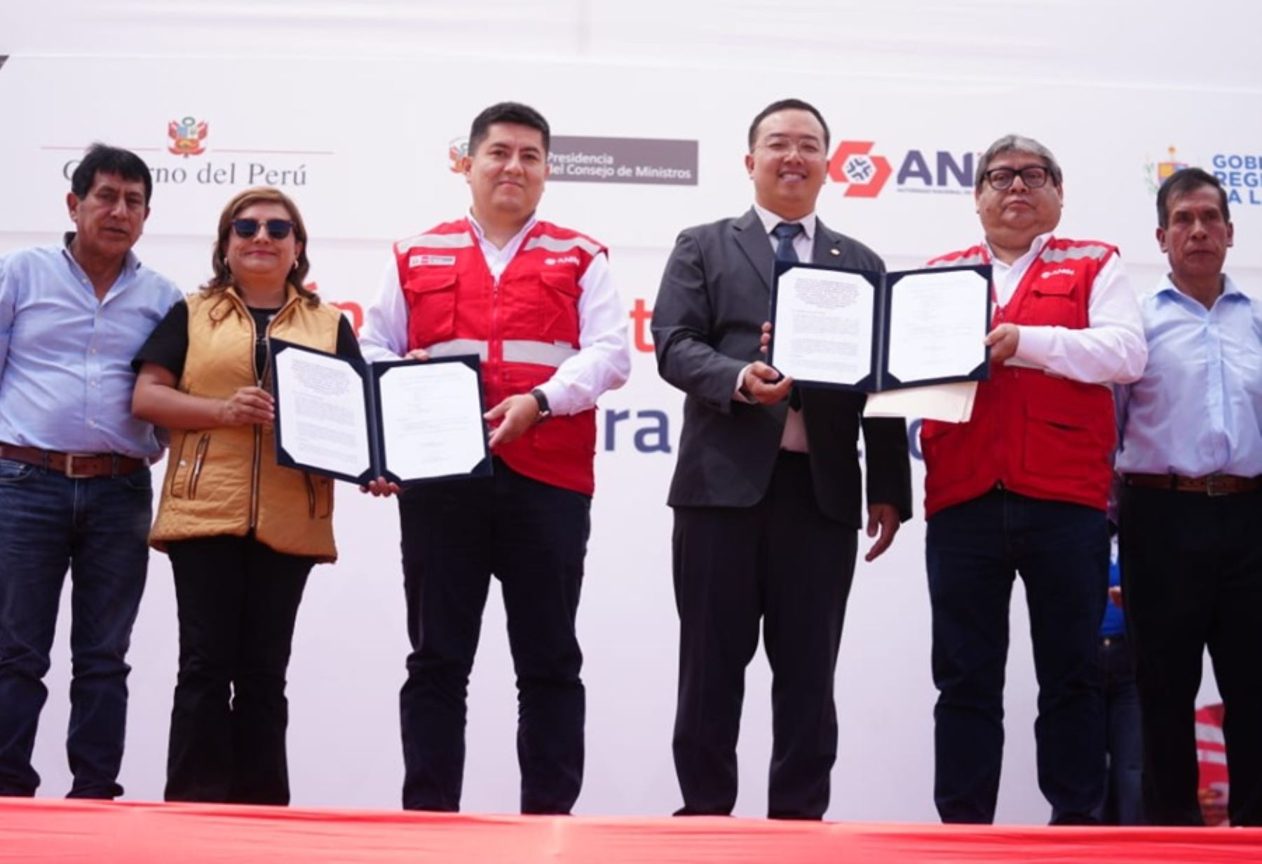 La Libertad: autoridades firman contrato para nueva carretera Otuzco-Usquil