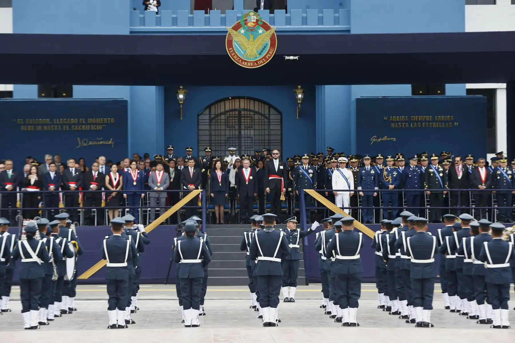 El presidente del Consejo de Ministros, Luis Enrique Arroyo Sánchez, participó en la ceremonia por el 85.° aniversario de la inmolación del capitán FAP José Abelardo Quiñones Gonzales y el Día de la Fuerza Aérea del Perú, realizada en la Base Aérea Las Palmas. 

Foto: ANDINA/Difusión
