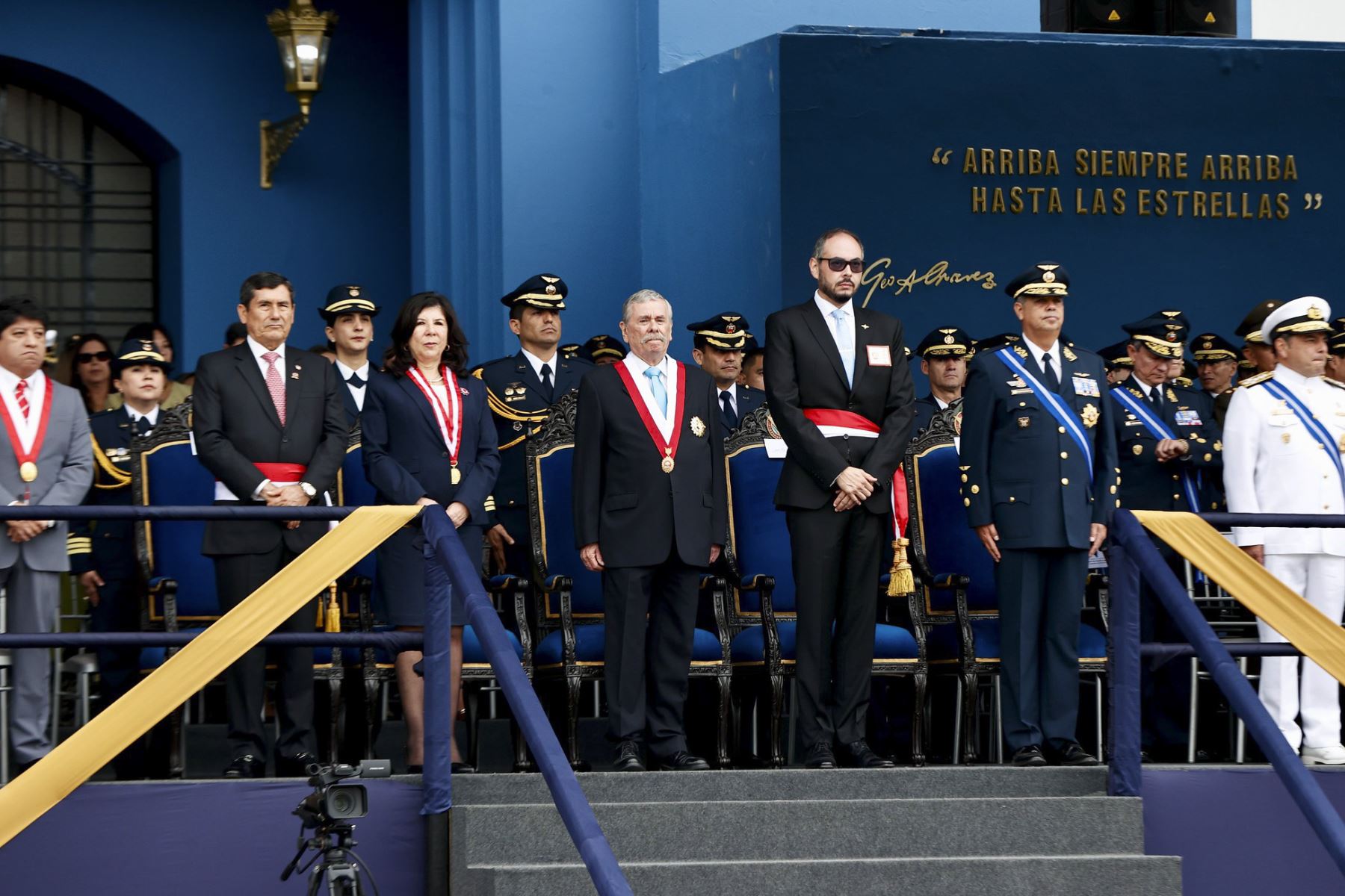 El presidente del Consejo de Ministros, Luis Enrique Arroyo Sánchez, participó en la ceremonia por el 85.° aniversario de la inmolación del capitán FAP José Abelardo Quiñones Gonzales y el Día de la Fuerza Aérea del Perú, realizada en la Base Aérea Las Palmas. 

Foto: ANDINA/Difusión